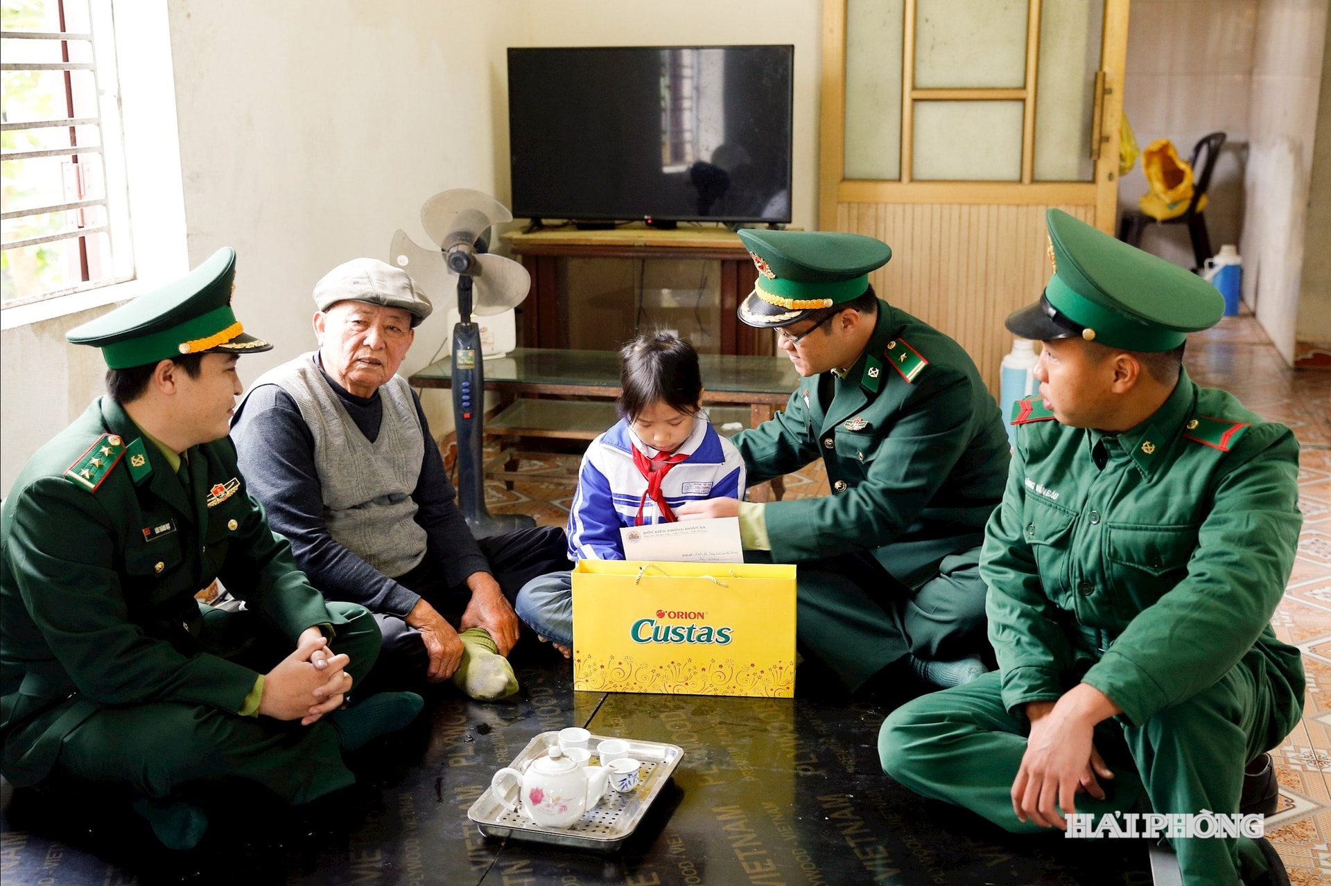 Oficiais e soldados do Posto de Guarda de Fronteira de Doan Xa visitaram as casas dos estudantes e lhes deram apoio financeiro.