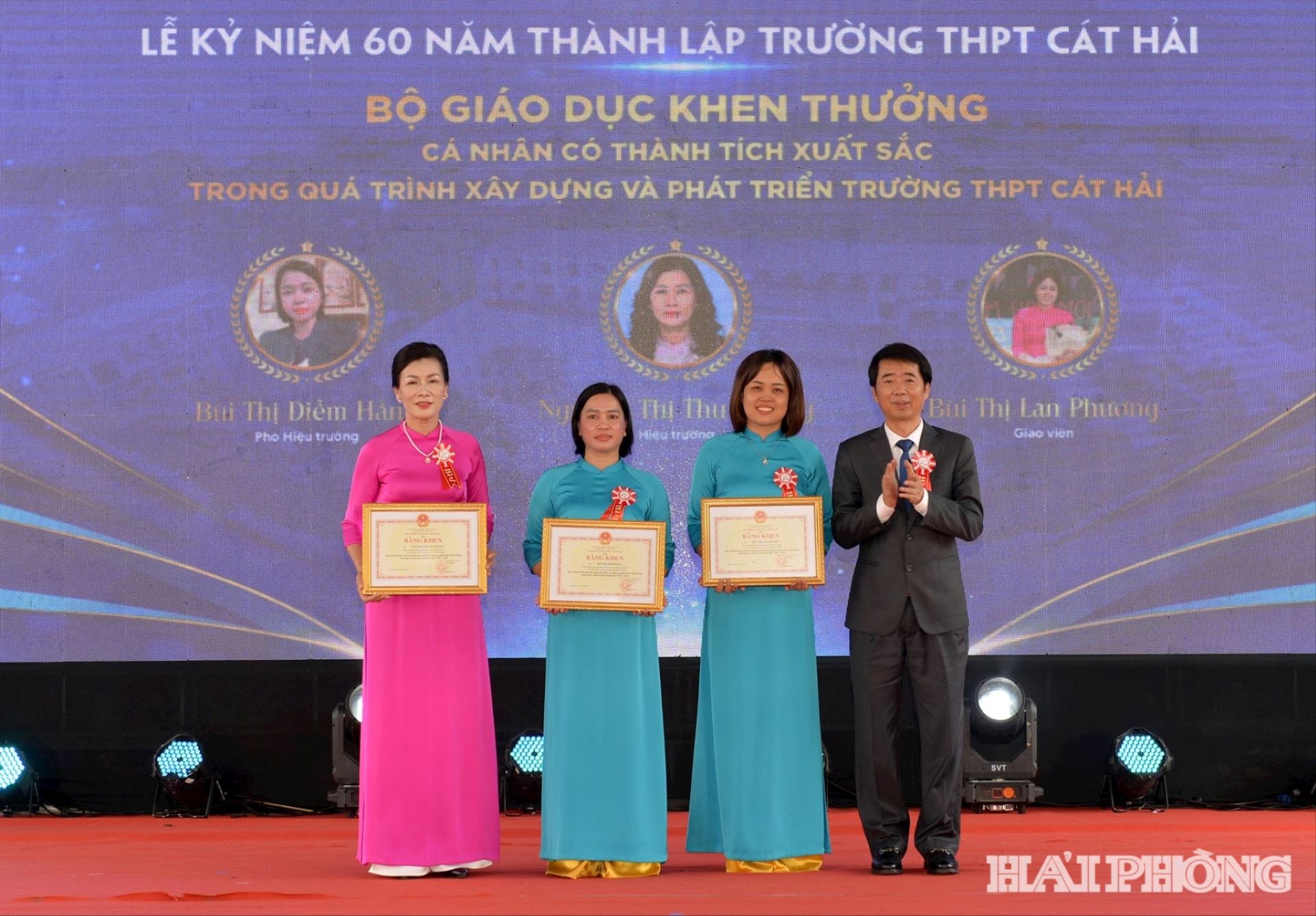 Sở Giáo dục đào tạo Hải Phòng trao Giấy khen tặng các tập thể, cá nhân có thành tích xuất sắc.