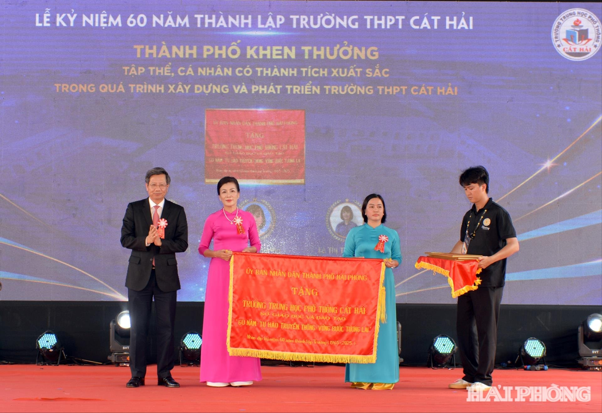 Đồng chí Lê Anh Quân, Phó chủ tịch Thường trực UBND thành phố trao phần thưởng động viên tập thể Trường THPT Cát Hải nhân kỷ niệm 60 năm ngày thành lập