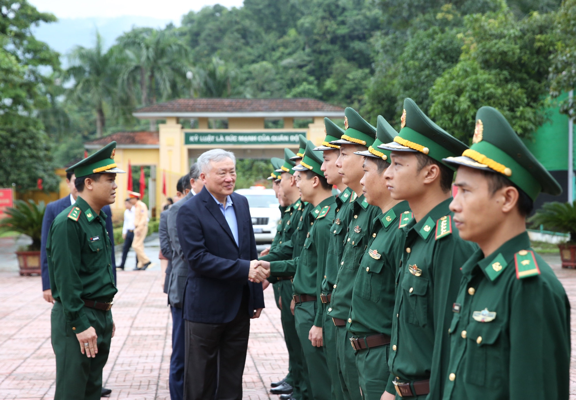 Phó Thủ tướng Thường trực Nguyễn Hòa Bình thăm Đồn biên phòng Cửa khẩu quốc tế Cầu Treo- Ảnh 1. Phó Thủ tướng Thường trực Nguyễn Hòa Bình thăm Đồn biên phòng Cửa khẩu quốc tế Cầu Treo- Ảnh 1.