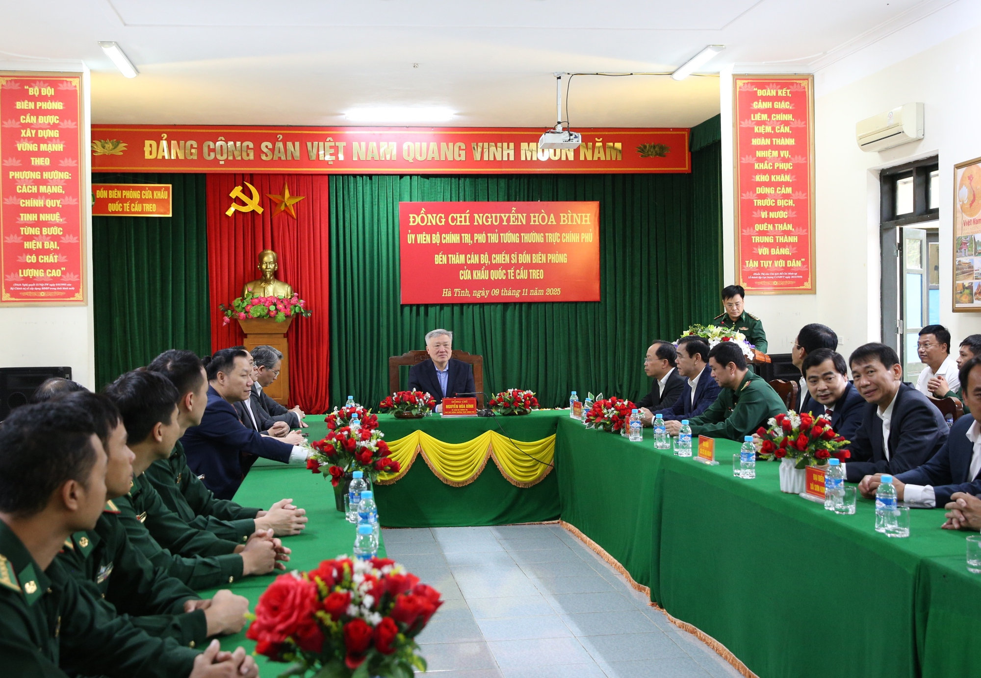 Phó Thủ tướng Thường trực Nguyễn Hòa Bình thăm Đồn biên phòng Cửa khẩu quốc tế Cầu Treo- Ảnh 2. Phó Thủ tướng Thường trực Nguyễn Hòa Bình thăm Đồn biên phòng Cửa khẩu quốc tế Cầu Treo- Ảnh 2.