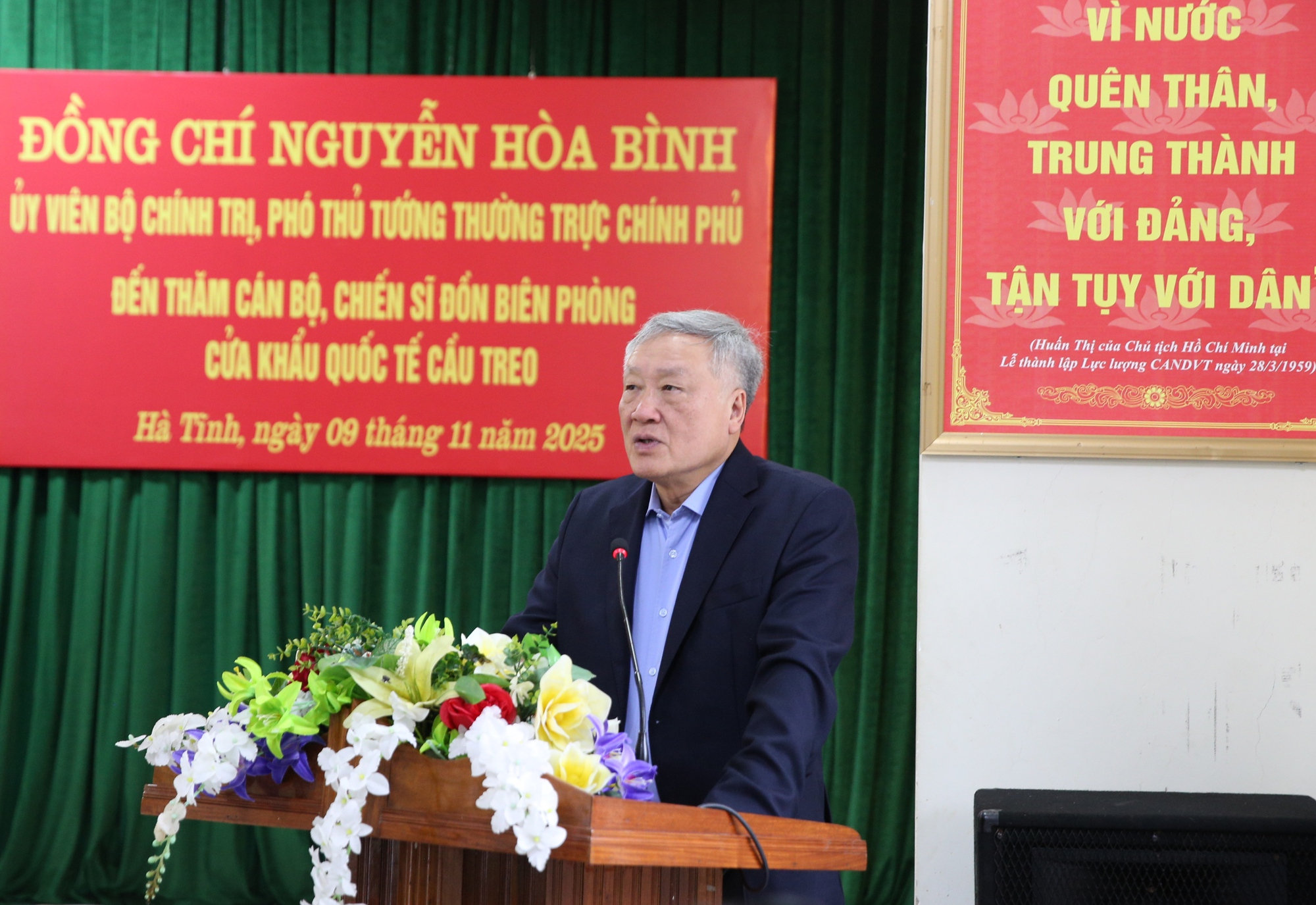 Phó Thủ tướng Thường trực Nguyễn Hòa Bình thăm Đồn biên phòng Cửa khẩu quốc tế Cầu Treo- Ảnh 3. Phó Thủ tướng Thường trực Nguyễn Hòa Bình thăm Đồn biên phòng Cửa khẩu quốc tế Cầu Treo- Ảnh 3.