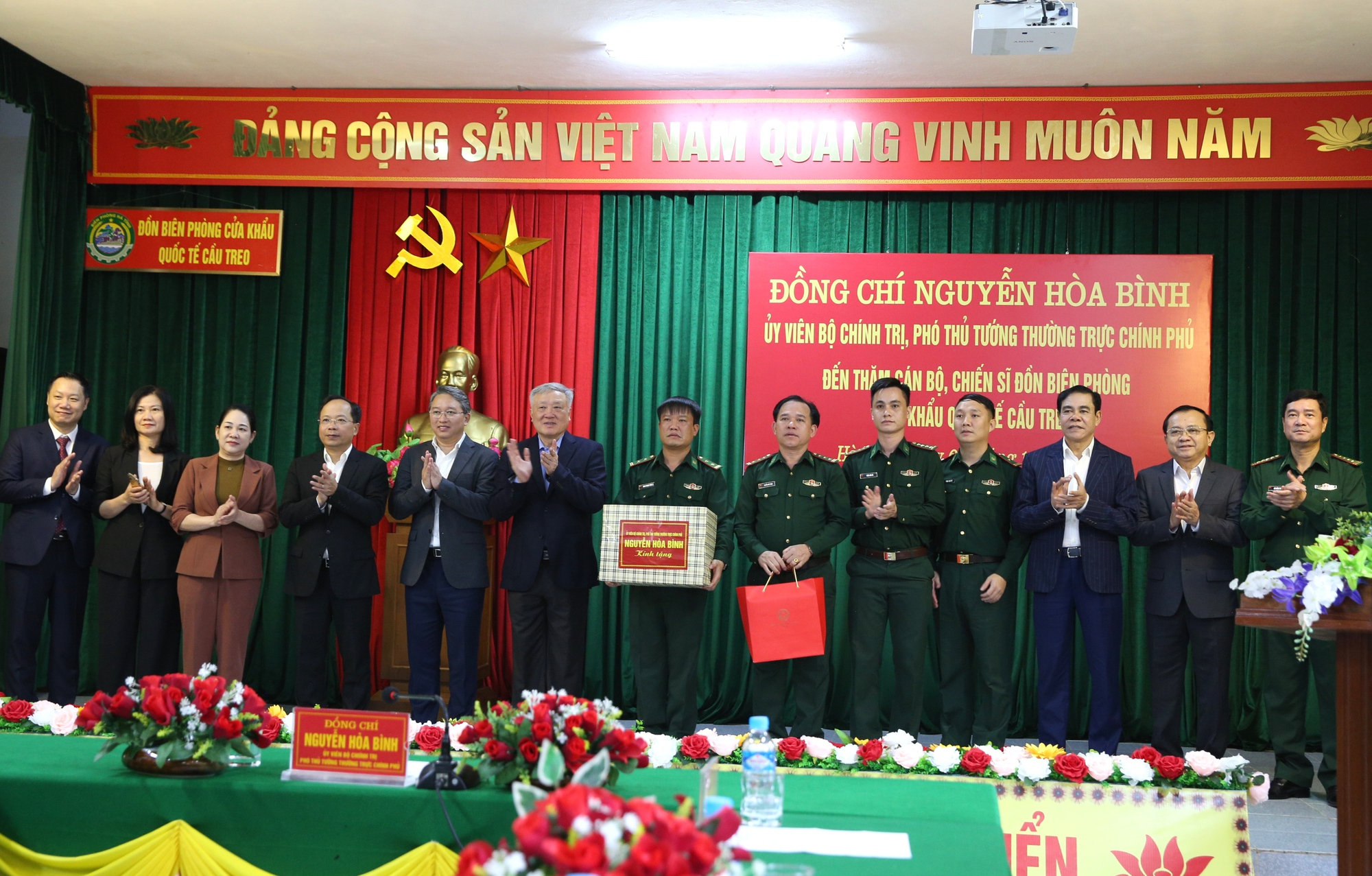 Phó Thủ tướng Thường trực Nguyễn Hòa Bình thăm Đồn biên phòng Cửa khẩu quốc tế Cầu Treo- Ảnh 4. Phó Thủ tướng Thường trực Nguyễn Hòa Bình thăm Đồn biên phòng Cửa khẩu quốc tế Cầu Treo- Ảnh 4.