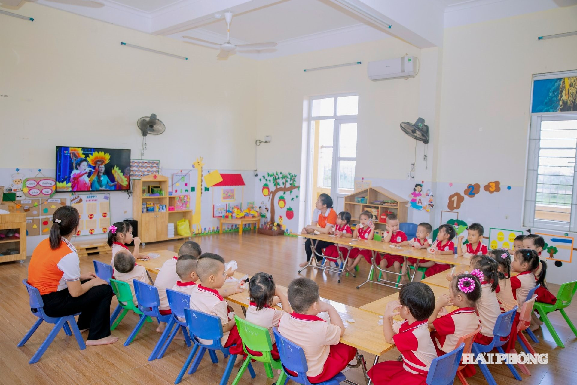 Cơ sở vật chất khang trang giúp giáo viên Trường mầm non Hùng Thắng phấn khởi, người dân địa phương yên tâm gửi con đến trường.