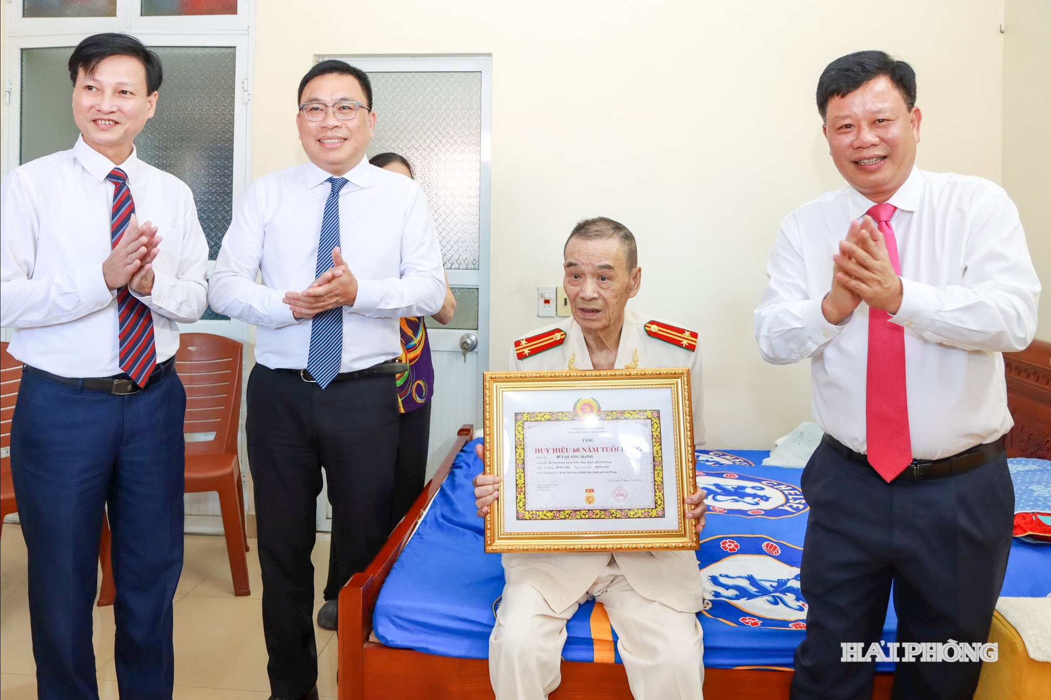 Đồng chí Lê Trung Kiên, Ủy viên Ban Thường vụ Thành ủy, Phó chủ tịch UBND thành phố, Trưởng ban quản lý Khu kinh tế Hải Phòng trao huy hiệu 60 năm tuổi đảng tặng đảng viên
