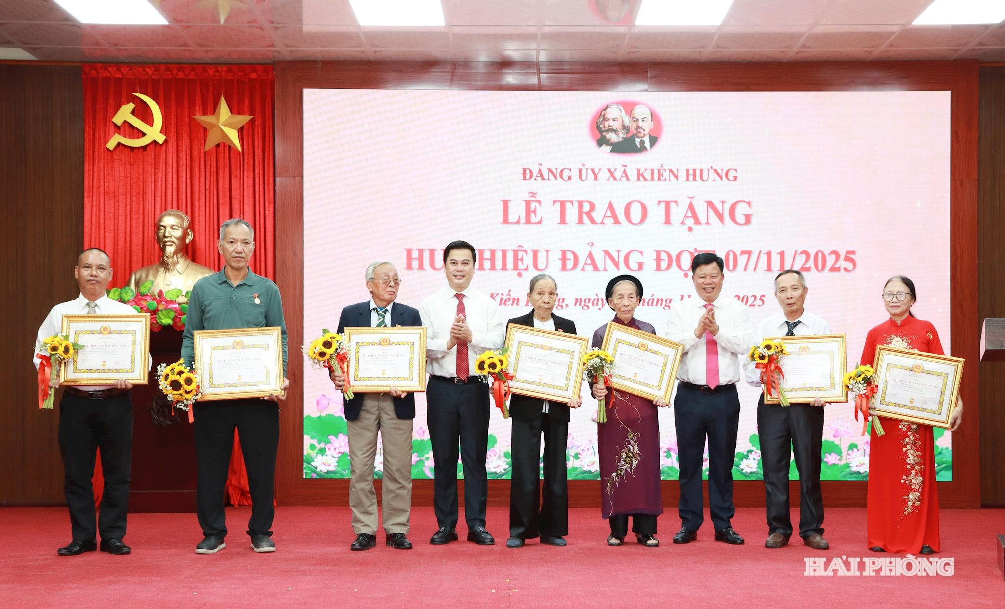 Đồng chí Lê Trung Kiên, Ủy viên Ban Thường vụ Thành ủy, Phó chủ tịch UBND thành phố, Trưởng ban quản lý Khu kinh tế Hải Phòng trao huy hiệu đảng tặng các đảng viên