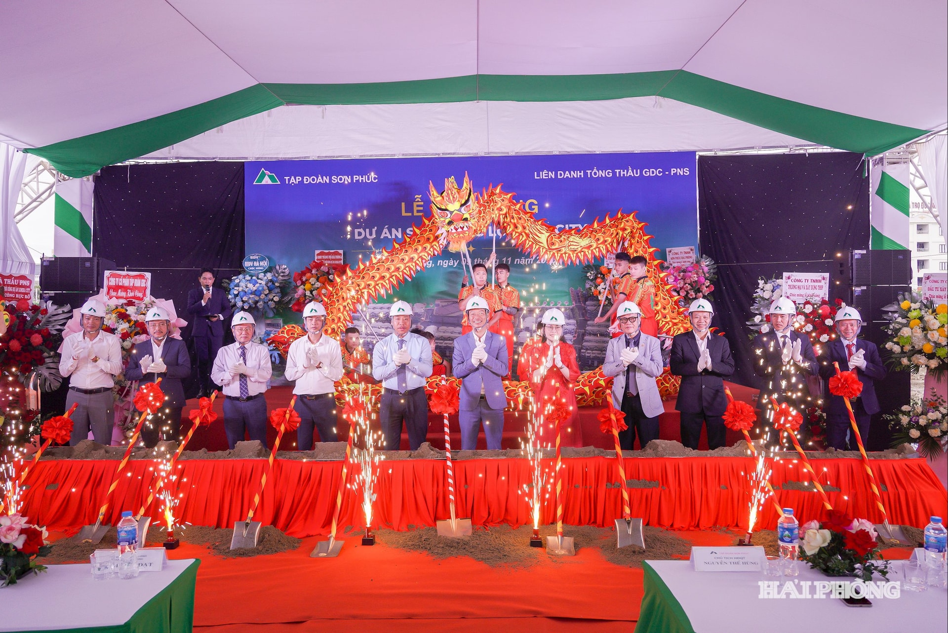 Các đại biểu thực hiện nghi thức khởi công Dự án Khu dân cư Tổ dân phố Hà Đỗ (Sơn Phúc Lumera City).