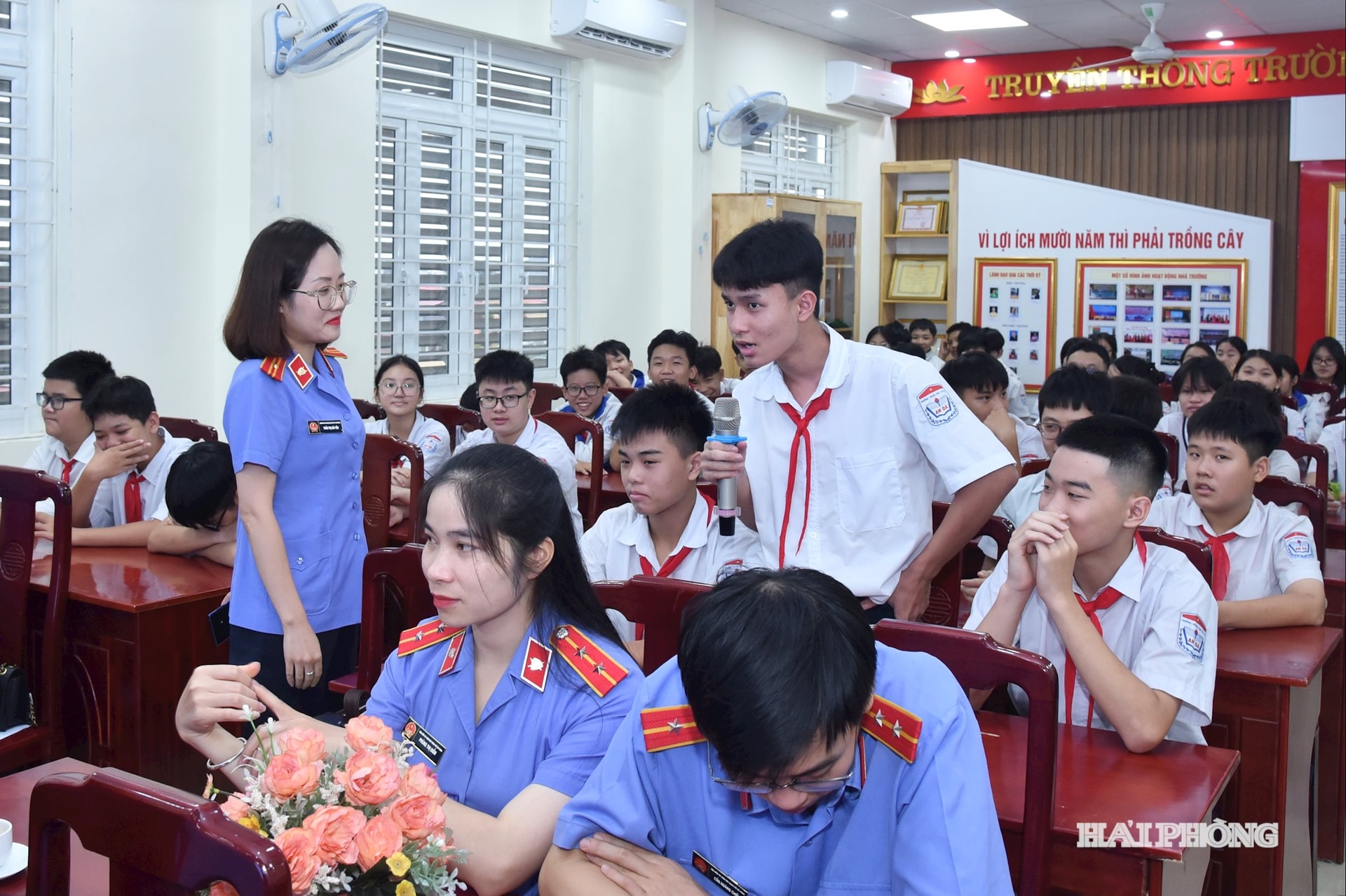 Đoàn viên, thanh niên Viện kiểm sát nhân dân thành phố Hải Phòng tuyên truyền về tác hại của ma tuý tới học sinh Trường THCS An Đà.