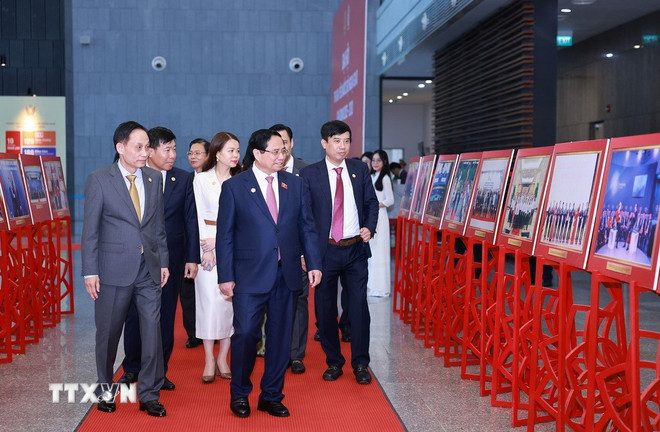Thủ tướng Phạm Minh Chính tham quan trưng bày ảnh về hoạt động ngoại giao. (Ảnh: Dương Giang/TTXVN) ttxvn-1011-thu-tuong-dai-hoi-thi-dua-bo-ngoai-giao-1.jpg