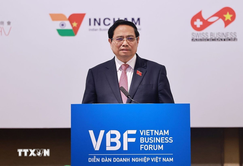 Thủ tướng Phạm Minh Chính phát biểu tại Diễn đàn doanh nghiệp Việt Nam thường niên với chủ đề “Doanh nghiệp đồng hành với Chính phủ chuyển đổi xanh trong kỷ nguyên số.” (Ảnh: Dương Giang/TTXVN)