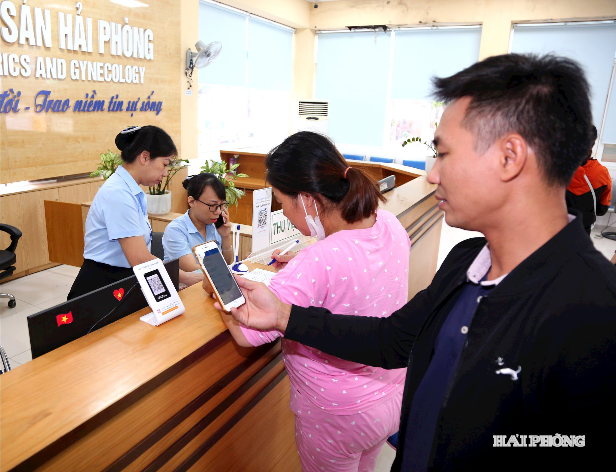 Người dân khi đi khám chữa bệnh cũng không cần phải mang tiền mặt mà thanh toán qua mã QR rất thuận tiện.