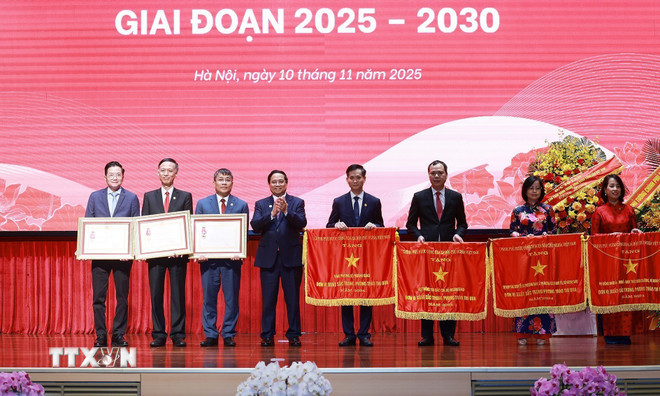 Thủ tướng Phạm Minh Chính trao Huân chương Lao động hạng Nhất; hạng Ba và Cờ Thi đua của Chính phủ cho các tập thể, cá nhân có thành tích xuất sắc trong phong trào thi đua yêu nước. (Ảnh: Dương Giang/TTXVN) ttxvn-thu-tuong-pham-minh-chinh-du-dai-hoi-thi-dua-yeu-nuoc-bo-ngoai-giao-giai-doan-2025-2030-8398053-3.jpg