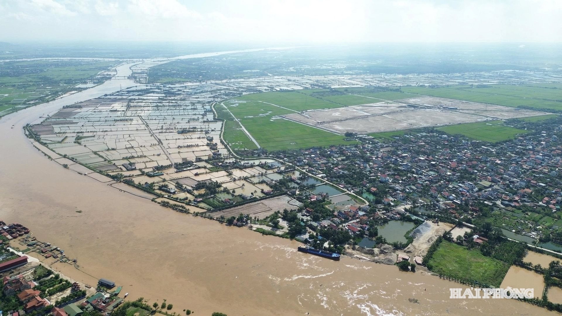 Khu vực triển khai Dự án cụm công nghiệp Dũng Tiến - Giang Biên nhìn từ trên cao. Ảnh: VIỆT CƯỜNG