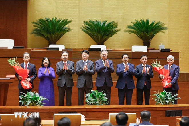 Tổng Bí thư Tô Lâm cùng các đồng chí Lãnh đạo Đảng, Nhà nước tặng hoa chúc mừng Chánh án Tòa án Nhân dân Tối cao Nguyễn Văn Quảng và Phó Chủ tịch Quốc hội Đỗ Văn Chiến vừa được Quốc hội bầu. (Ảnh: Doãn Tấn/TTXVN) ttxvn-1011-chanh-an-toa-an-nhan-dan-toi-cao-nguyen-van-quang-2.jpg