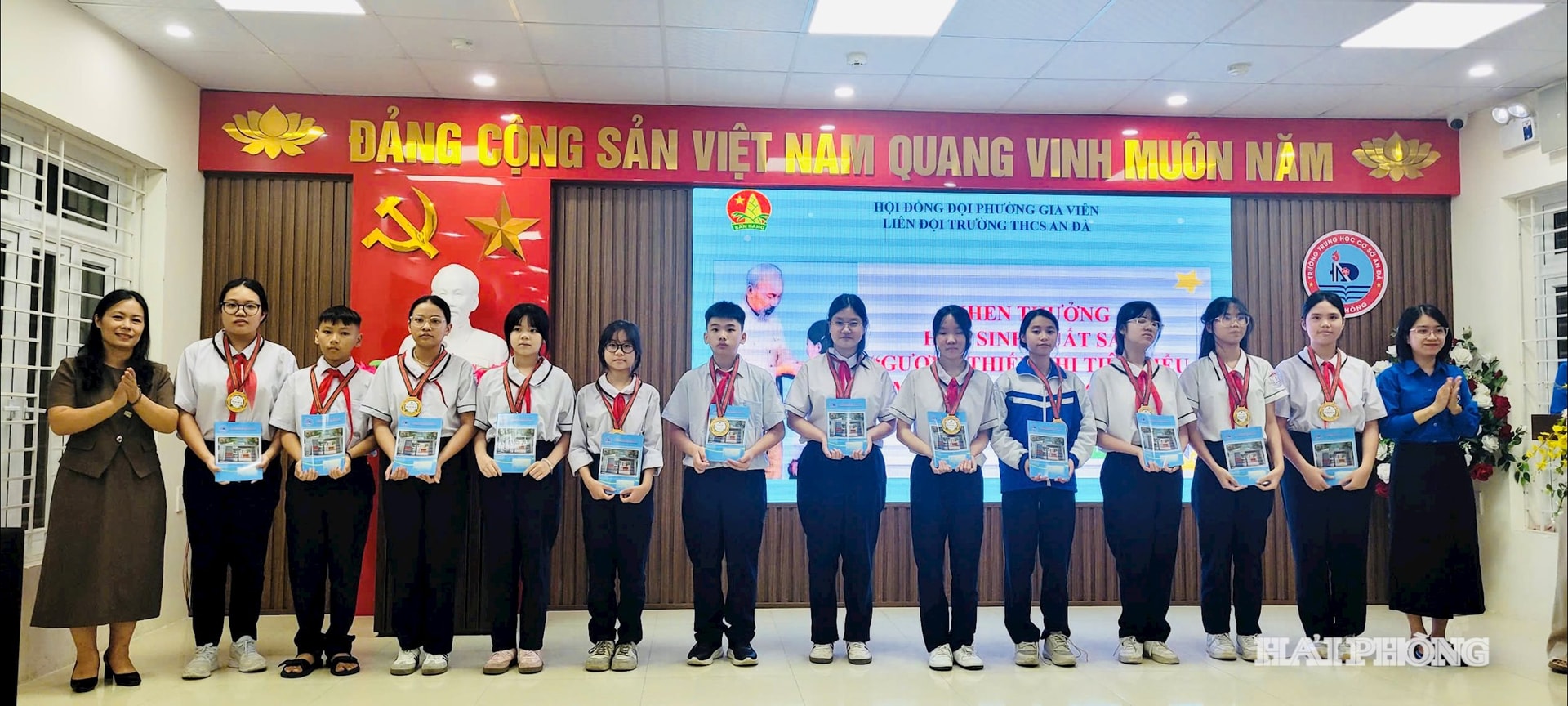 Khen thưởng các học sinh Trường THCS An Đà có thành tích học tập tốt trong tháng 10.