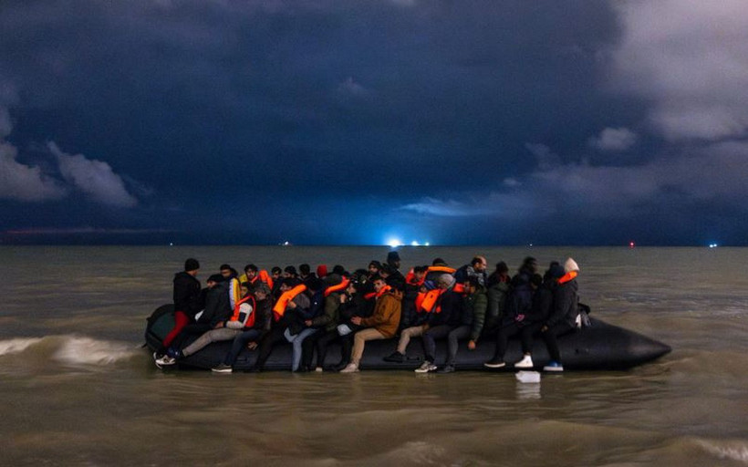 Người di cư vượt eo biển Manche vào ban đêm. (Ảnh: AFP/Getty images)