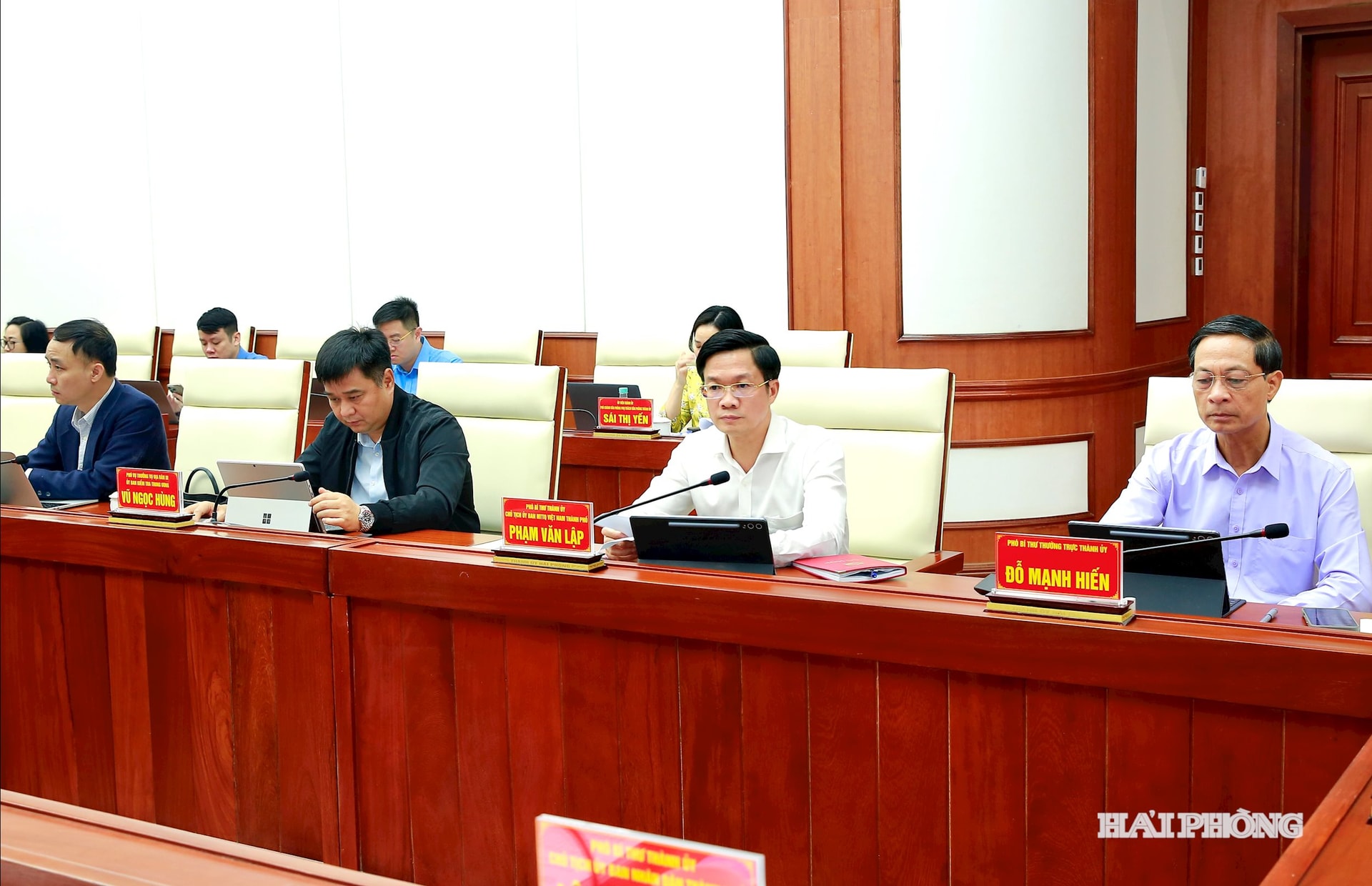 Các đại biểu dự họp.