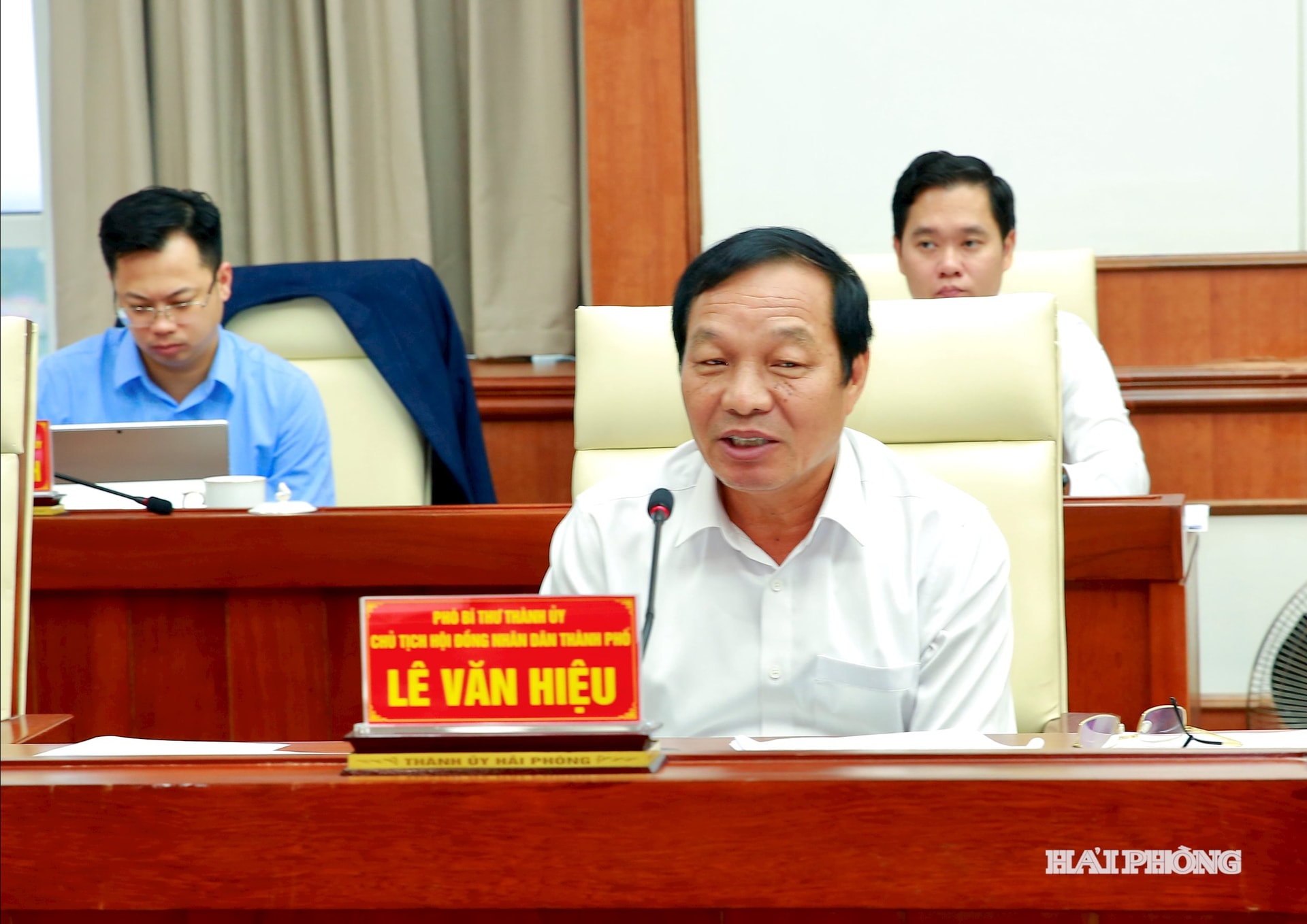 Đồng chí Lê Văn Hiệu, Phó bí thư Thành uỷ, Chủ tịch HĐND thành phố phát biểu.