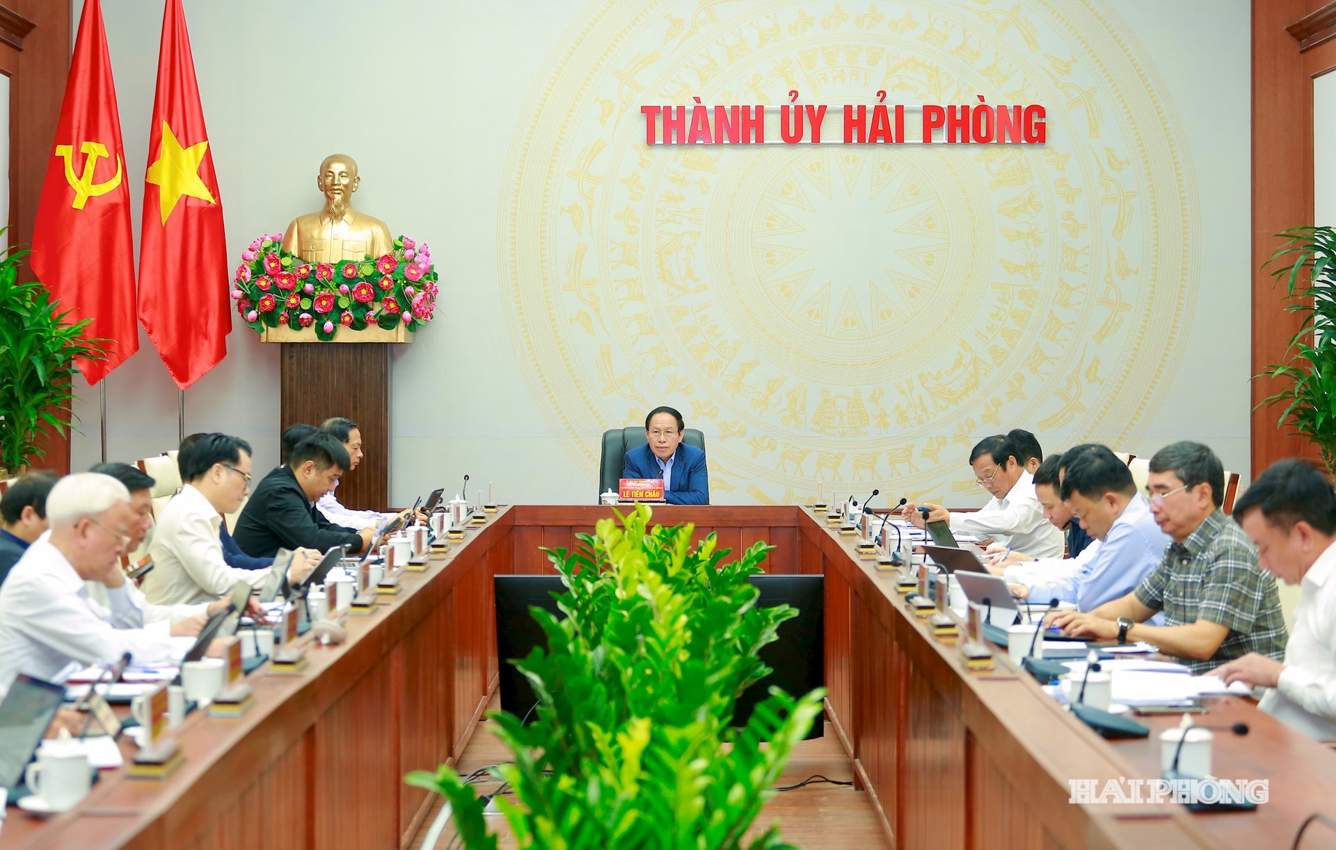 Đồng chí Lê Tiến Châu, Uỷ viên Trung ương Đảng, Bí thư Thành uỷ, Trưởng đoàn đại biểu Quốc hội Hải Phòng chủ trì cuộc họp.