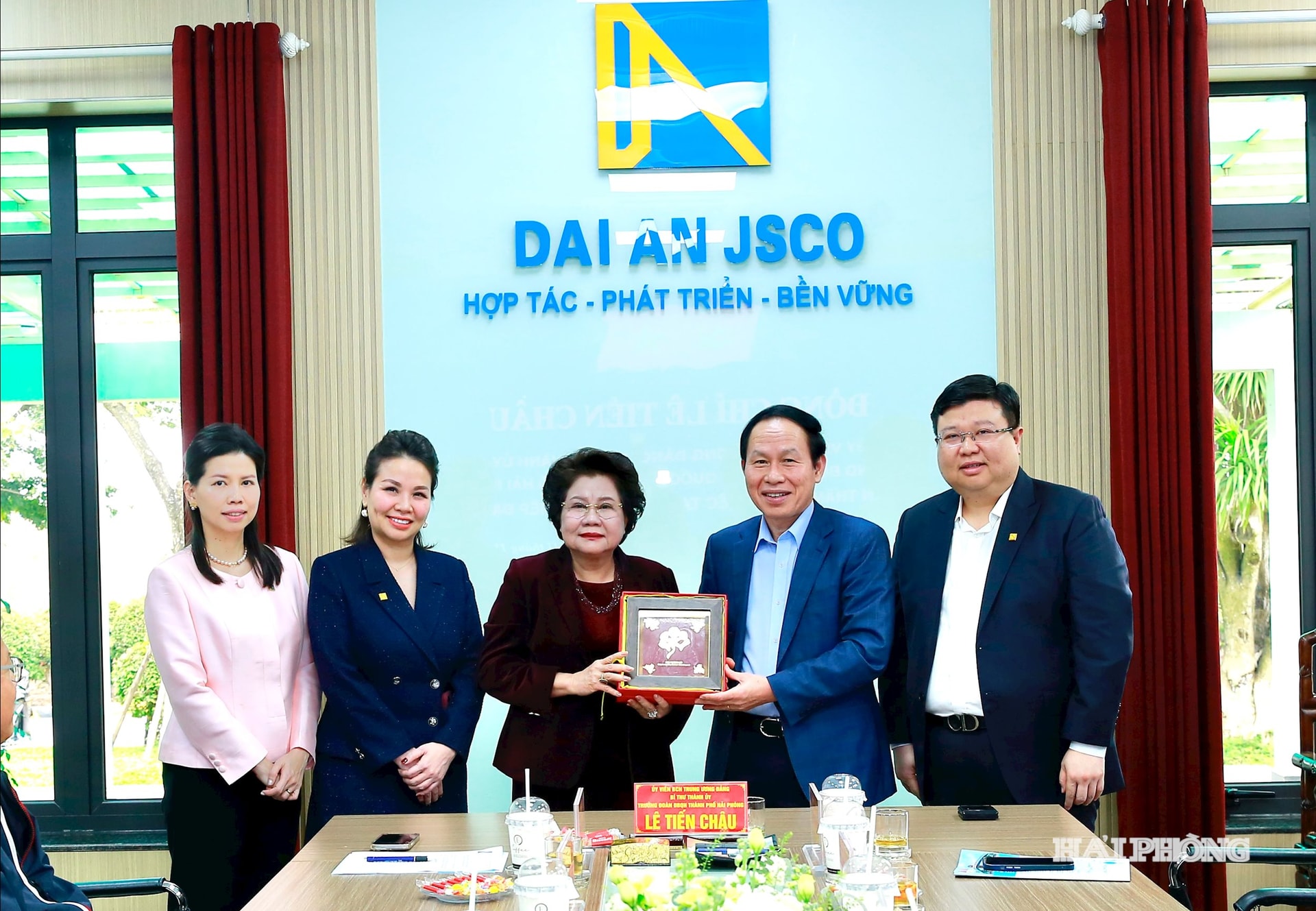 Đồng chí Lê Tiến Châu, Uỷ viên Trung ương Đảng, Bí thư Thành uỷ, Truỏng đoàn đại biểu Quốc hội Hải Phòng trao quà lưu niệm tặng Công ty cổ phần Đại An.