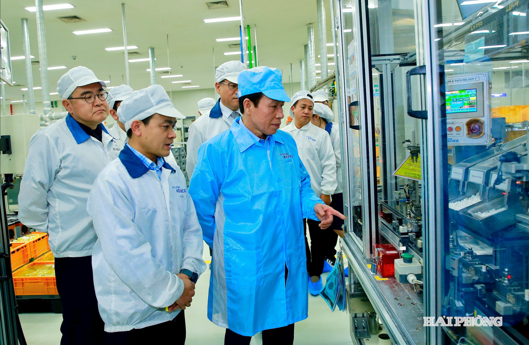 Đồng chí Lê Tiến Châu, Uỷ viên Trung ương Đảng, Bí thư Thành uỷ, Truỏng đoàn đại biểu Quốc hội Hải Phòng thăm dây chuyền sản xuất của Công ty Hynudai kefico trong Khu công nghiệp Đại An