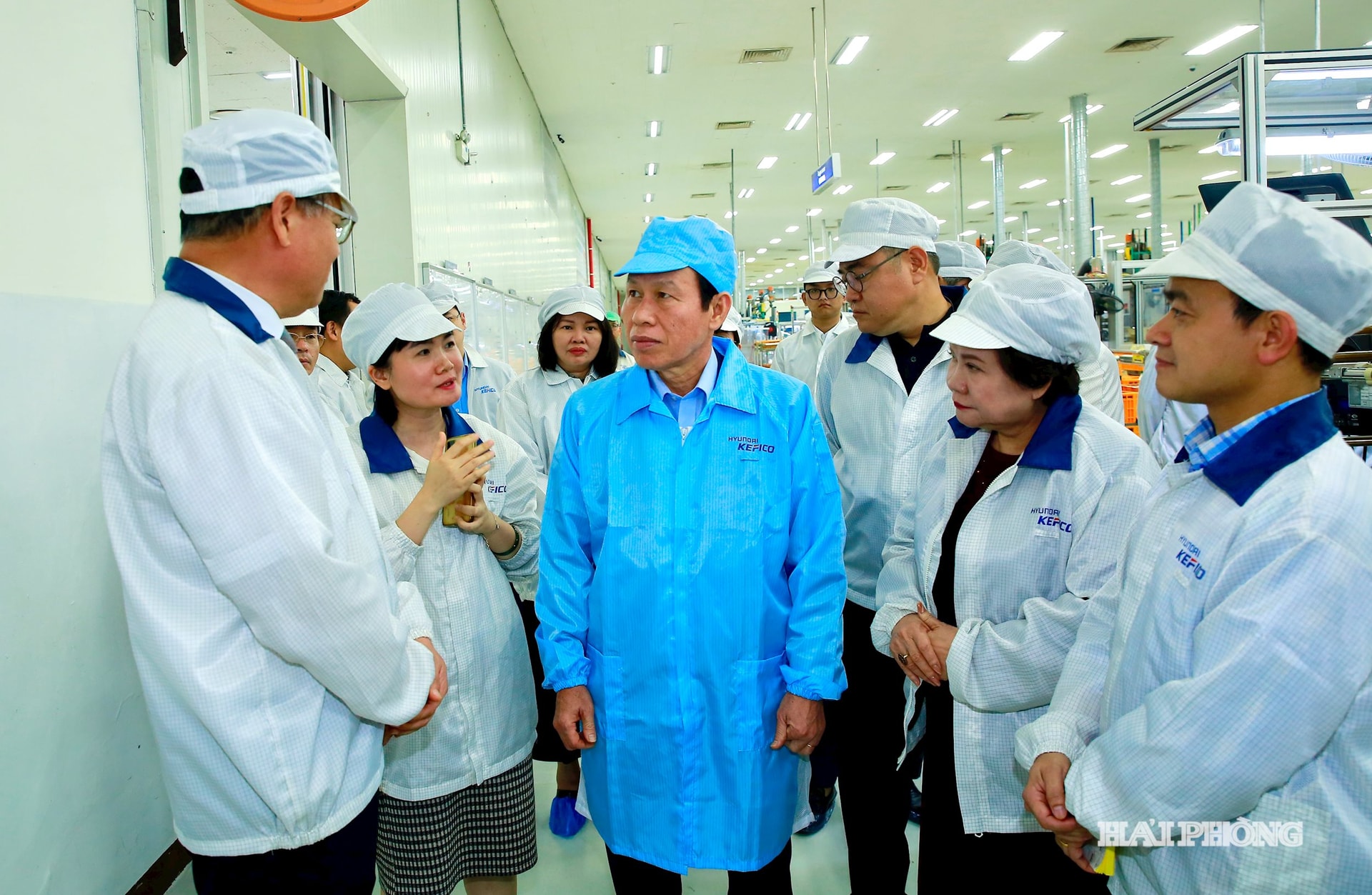 Đồng chí Lê Tiến Châu, Uỷ viên Trung ương Đảng, Bí thư Thành uỷ, Truỏng đoàn đại biểu Quốc hội Hải Phòng thăm dây chuyền sản xuất của Công ty Hynudai kefico trong Khu công nghiệp Đại An