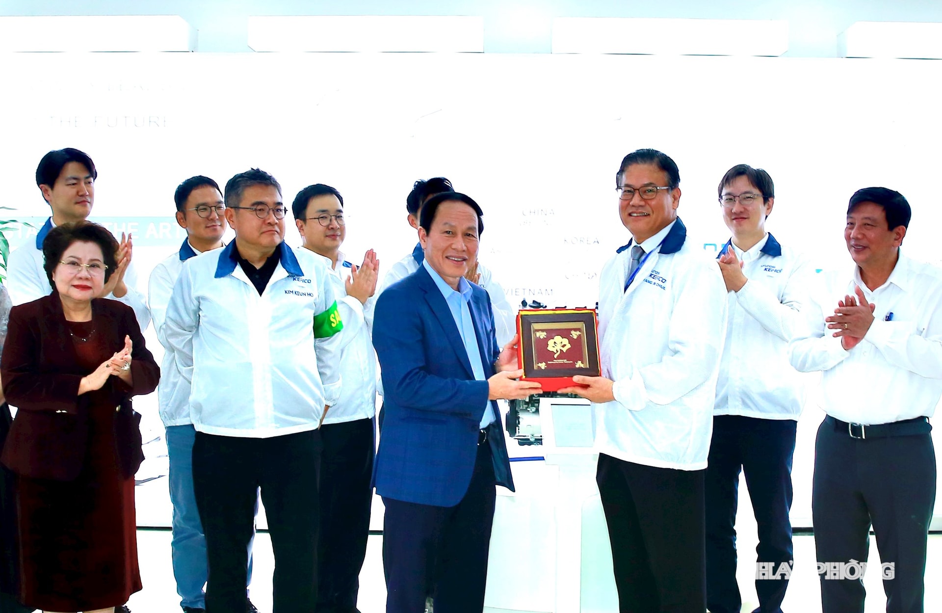 Đồng chí Lê Tiến Châu, Uỷ viên Trung ương Đảng, Bí thư Thành uỷ, Truỏng đoàn đại biểu Quốc hội Hải Phòng tặng quà Công ty Hynudai kefico trong Khu công nghiệp Đại An