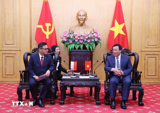 Giáo sư, Tiến sỹ Nguyễn Xuân Thắng tiếp Tiến sỹ Ace Hasan Syadzily, Chủ tịch Học viện Tự cường Dân tộc Cộng hòa Indonesia. (Ảnh: Văn Điệp/TTXVN) ttxvn-giam-doc-hoc-vien-chinh-tri-quoc-gia-ho-chi-minh-tiep-chu-tich-hoc-vien-tu-cuong-dan-toc-indonesia-8400328.jpg