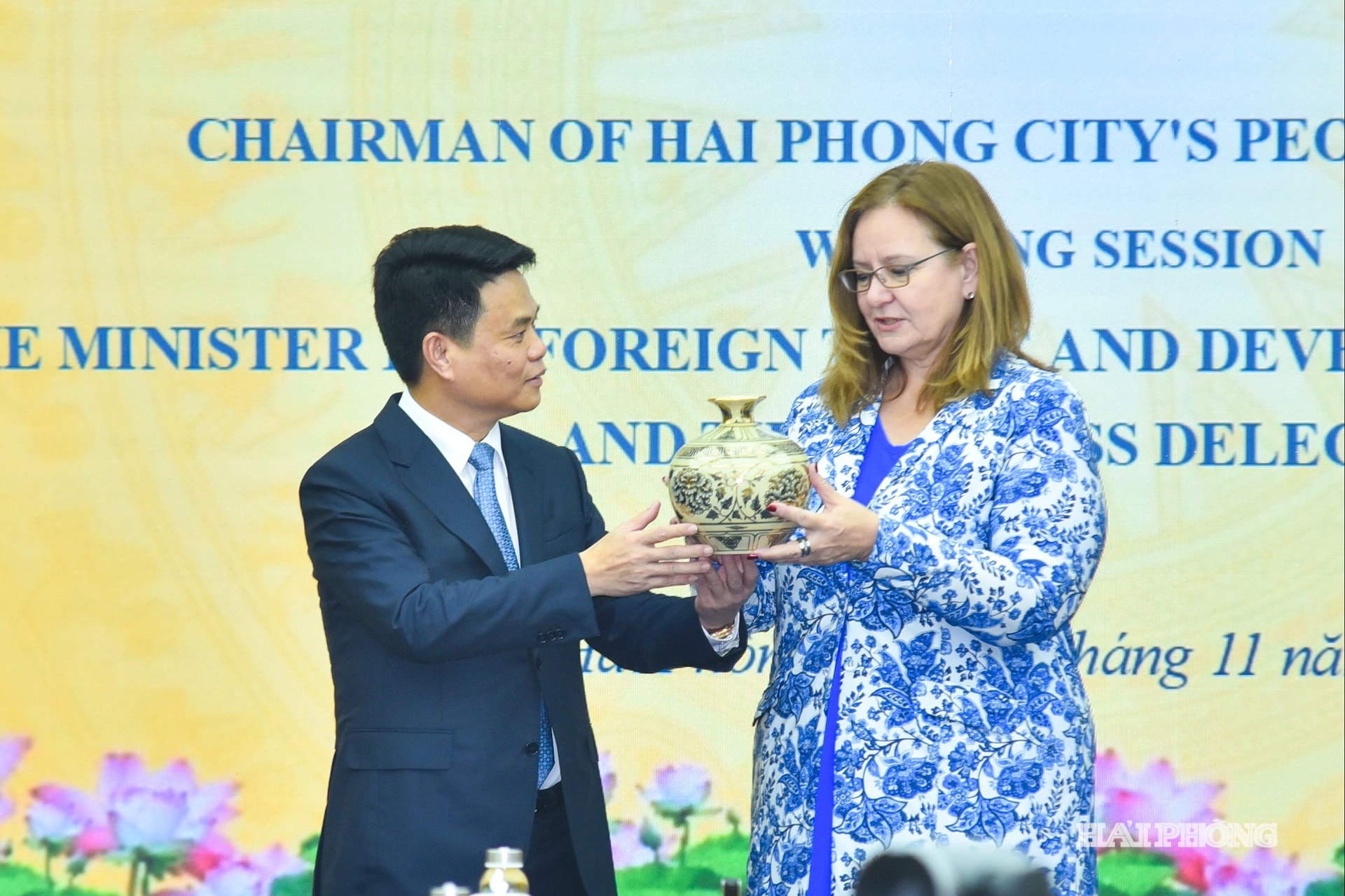 សមមិត្ត Le Ngoc Chau អនុលេខាគណៈកម្មាធិការបក្សទីក្រុង ប្រធានគណៈកម្មាធិការប្រជាជនទីក្រុង ប្រគល់វត្ថុអនុស្សាវរីយ៍ជូនលោកស្រី Aukje De Vries រដ្ឋមន្ត្រីក្រសួងពាណិជ្ជកម្មបរទេស និងអភិវឌ្ឍន៍នៃប្រទេសហូឡង់។