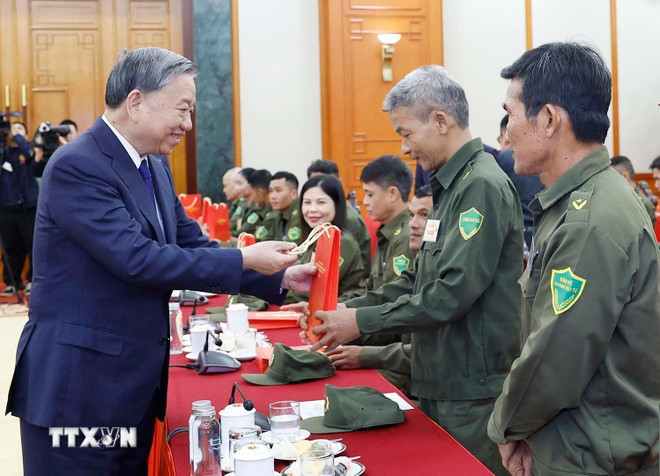 Tổng Bí thư Tô Lâm tặng quà cho các đại biểu. (Ảnh: Thống Nhất/TTXVN) ttxvn-tong-bi-thu-gap-mat-dai-bieu-tieu-bieu-toan-quoc-tham-gia-bao-ve-an-ninh-trat-tu-o-co-so-4.jpg