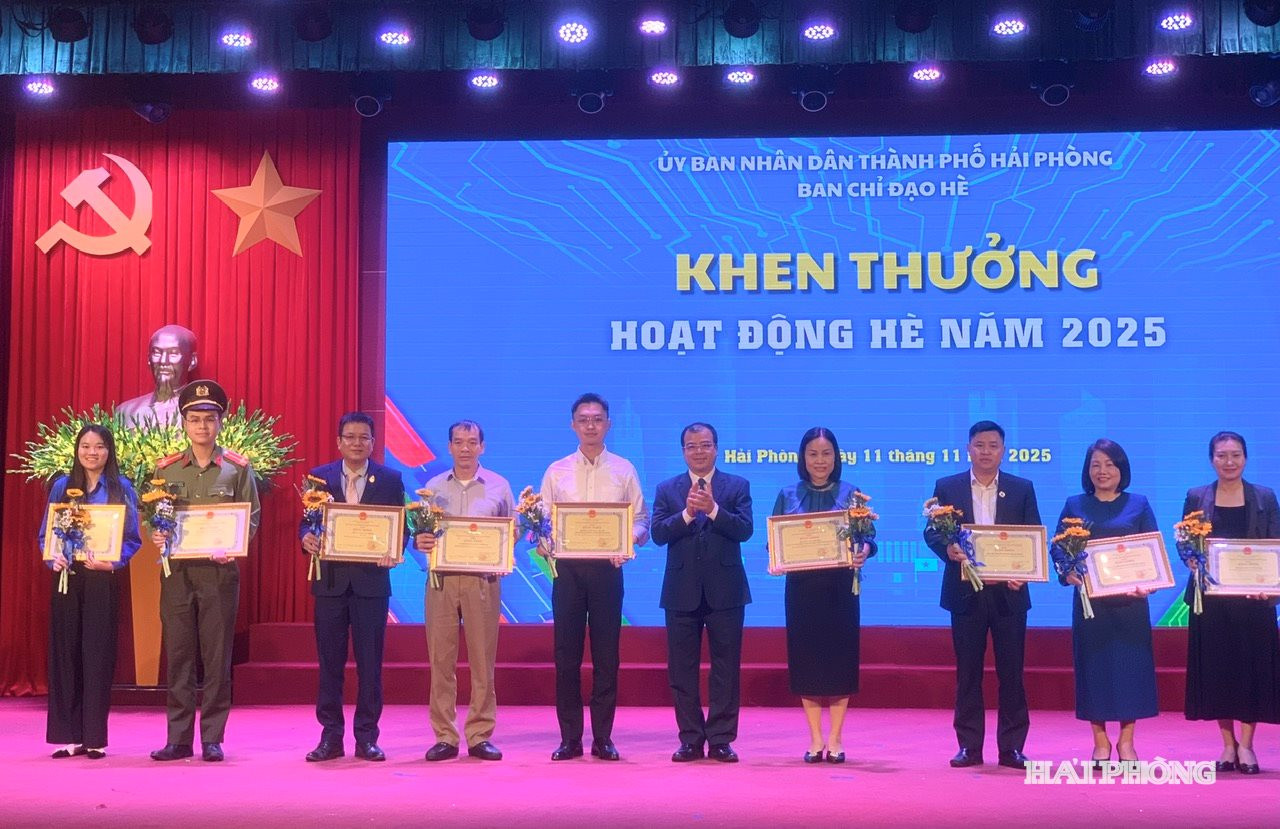 Đồng chí Nguyễn Minh Hùng, Phó Chủ tịch UBND thành phố trao Bằng khen của Chủ tịch UBND thành phố tặng các tập thể, cá nhân