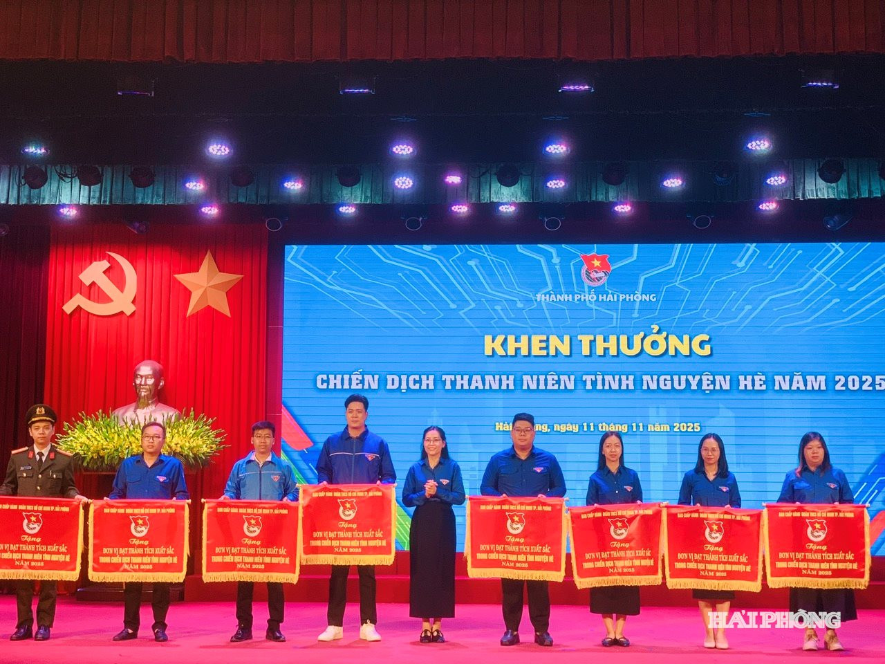 Đồng chí Nguyễn Thị Thủy, Phó Chủ tịch Ủy ban MTTQ Việt Nam thành phố, Bí thư Thành Đoàn, Chủ tịch Hội Liên hiệp thanh niên Việt Nam thành phố trao cờ thi đua cho các đơn vị