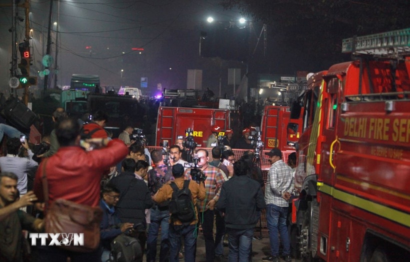 Hiện trường vụ nổ gần Pháo đài Đỏ ở New Delhi, Ấn Độ, ngày 10/11/2025. (Ảnh: THX/TTXVN)