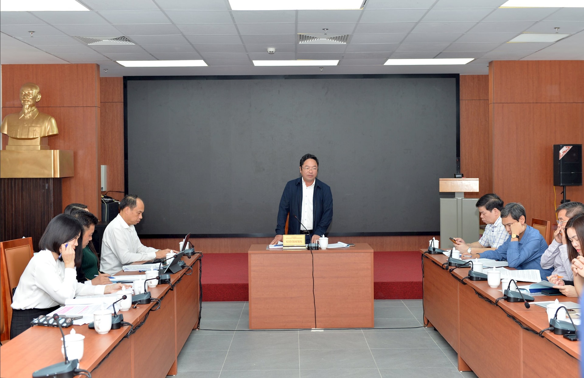 Đồng chí Nguyễn Thành Trung, Ủy viên Thành ủy, Trưởng Ban Văn hóa - xã hội HĐND thành phố phát biểu tại buổi thẩm tr