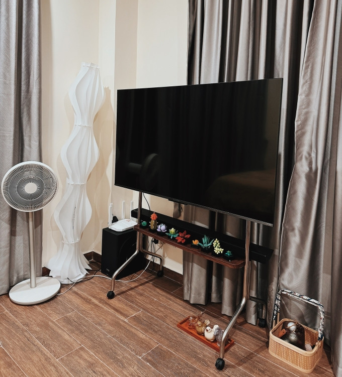 Kê đồ cách tường, đặt thiết bị điện tử trên kệ cao giúp hạn chế ảnh hưởng của hơi ẩm trong mùa nồm, đồng thời duy trì sự thông thoáng cho không gian. Ảnh: Bích Phương