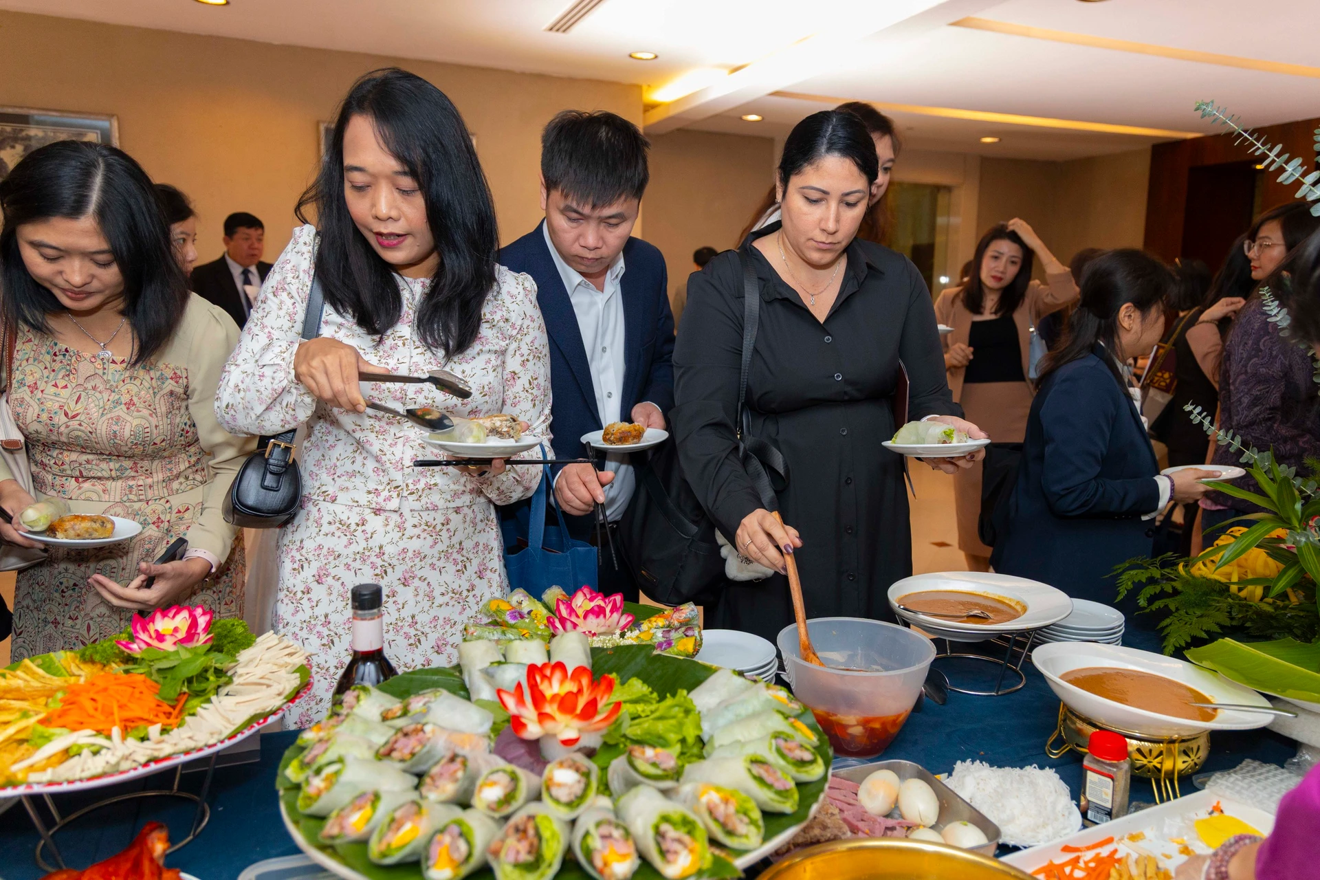 khach-moi-trai-nghiem-am-thuc.webp