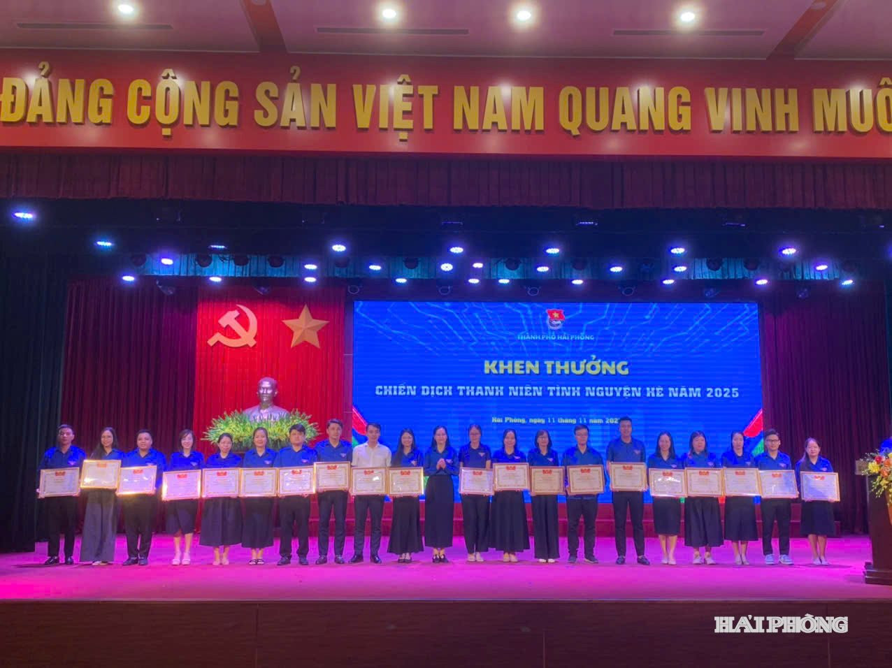 Lãnh đạo Thành Đoàn trao Bằng khen của Thành Đoàn tặng các tập thể