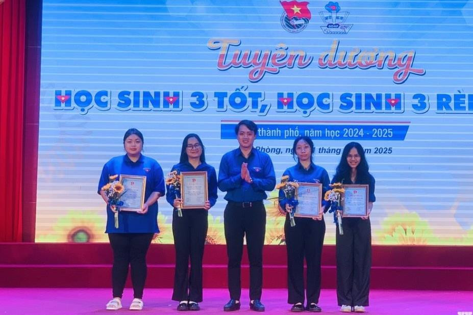 lanh-dao-thanh-doan-trao-khen-cac-hoc-sinh-3-ren-luyen-cap-thanh-pho(1).jpg