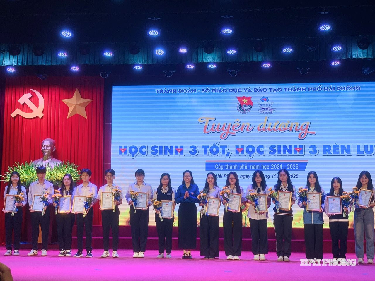 Lãnh đạo Thành Đoàn trao khen các học sinh 3 rèn luyện cấp thành phố 1