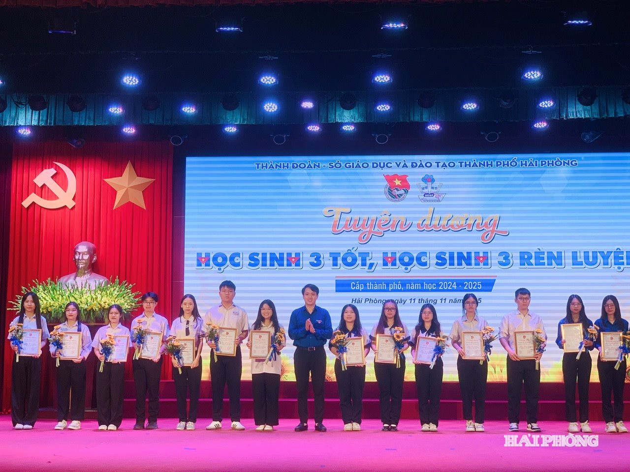 Lãnh đạo Thành Đoàn trao khen các học sinh 3 tốt cấp thành phố