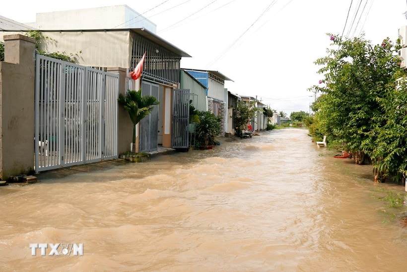 Nhiều hộ dân tại phường Hàm Liêm (Lâm Đồng) bị ngập sâu trong nước lũ. (Ảnh: Nguyễn Thanh/TTXVN)