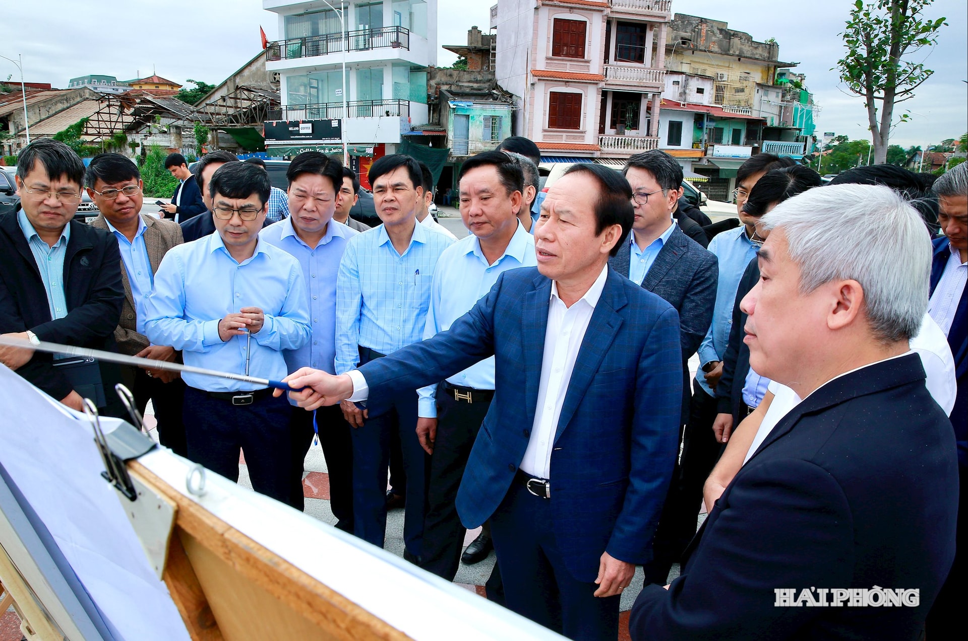 សមមិត្ត Le Tien Chau សមាជិកគណៈកម្មាធិការមជ្ឈិមបក្ស លេខាគណៈកម្មាធិការបក្សទីក្រុង ប្រធានគណៈប្រតិភូរដ្ឋសភាទីក្រុង Hai Phong រួមជាមួយថ្នាក់ដឹកនាំមន្ទីរ និងសាខាបានចុះពិនិត្យគម្រោងអភិវឌ្ឍន៍ទីក្រុង Hai Phong ដើម្បីសម្របខ្លួនទៅនឹងការប្រែប្រួលអាកាសធាតុនៅឃុំ Thuy Doi។