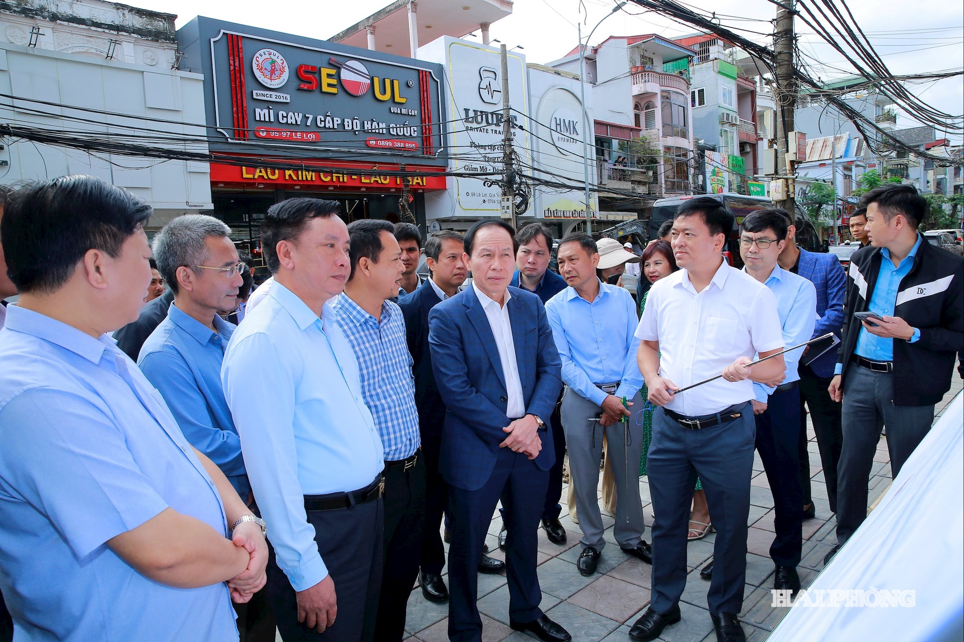 Đồng chí Lê Tiến Châu, Uỷ viên Trung ương Đảng, Bí thư Thành uỷ, Trưởng đoàn đại biểu Quốc hội Hải Phòng cùng lãnh đạo các sở, ngành kiểm tra tiến độ cải tạo hè đường Lê Lợi, phường Gia Viên.