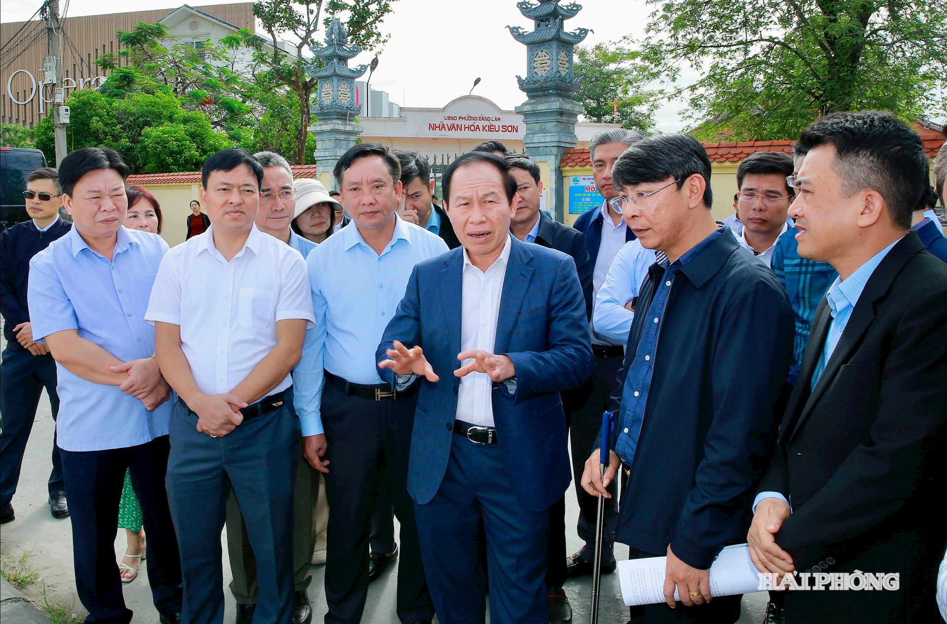 Đồng chí Lê Tiến Châu, Uỷ viên Trung ương Đảng, Bí thư Thành uỷ, Trưởng đoàn đại biểu Quốc hội Hải Phòng cùng lãnh đạo các sở, ngành kiểm tra công tác cải tạo hè đường Nguyễn Bỉnh Khiêm, phường Gia Viên.