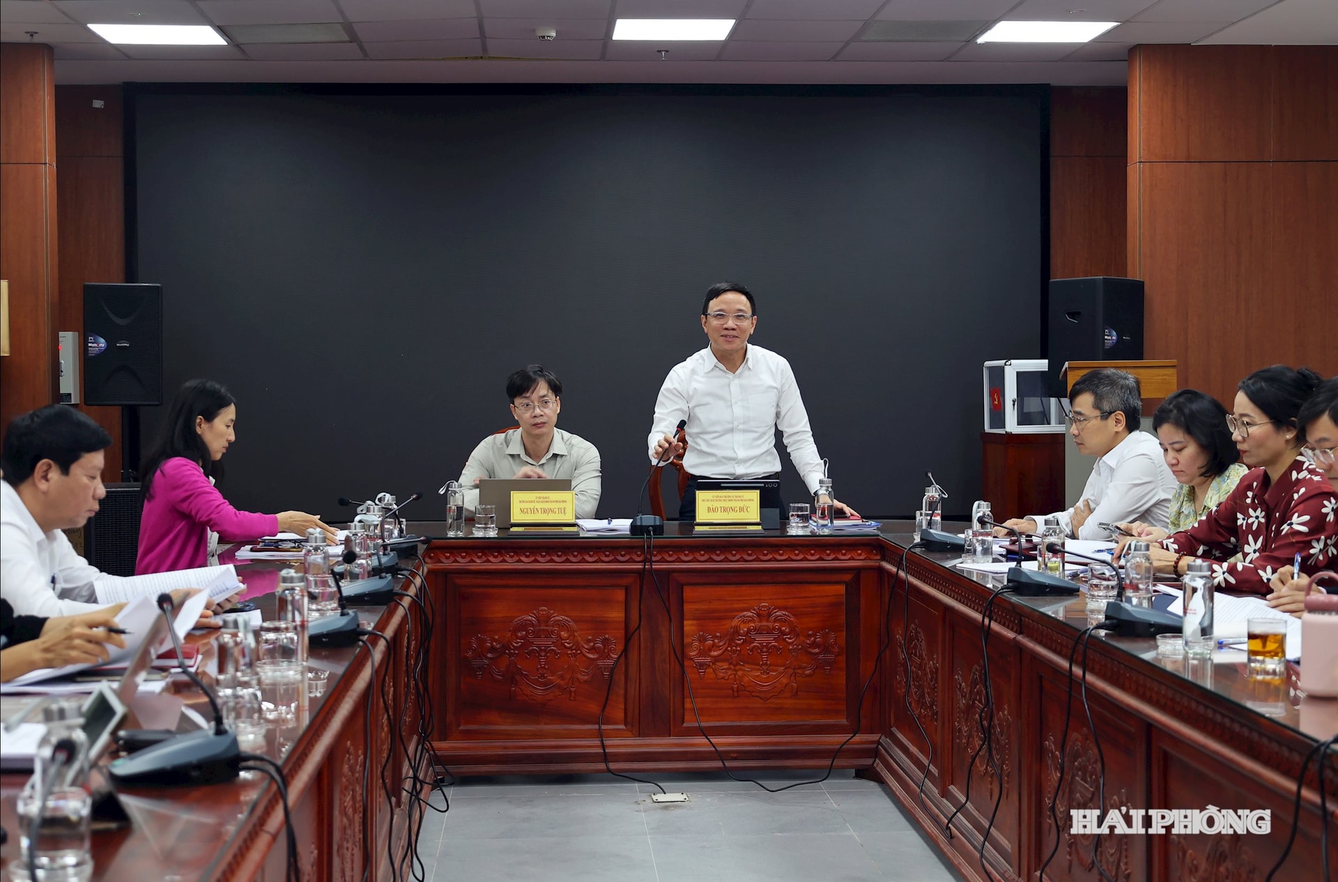 Na konferenci promluvil soudruh Dao Trong Duc, člen stálého výboru městského stranického výboru a stálý místopředseda městské lidové rady.