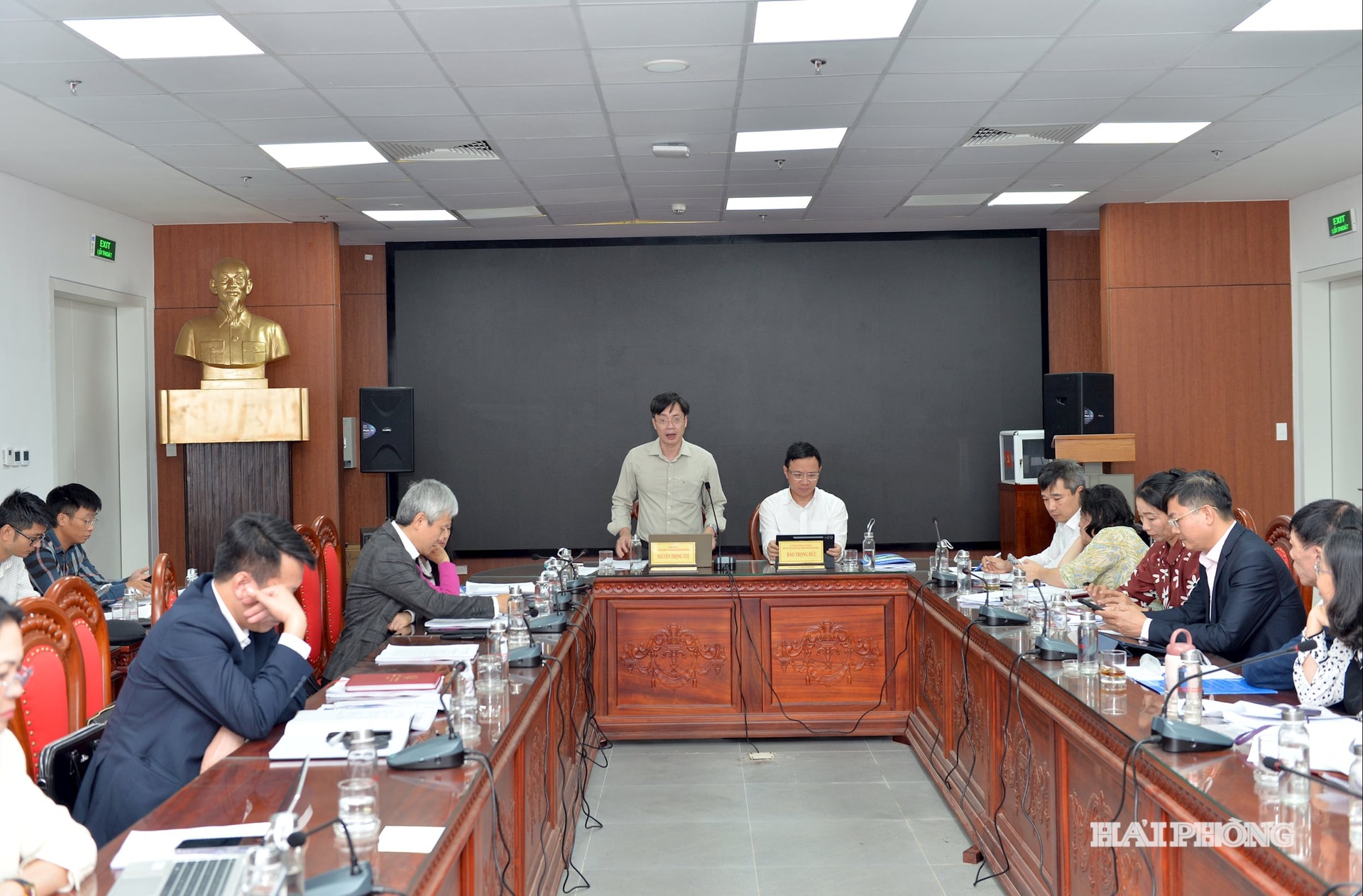 Na konferenci promluvil soudruh Nguyen Trong Tue, předseda hospodářsko-rozpočtového výboru Městské lidové rady.