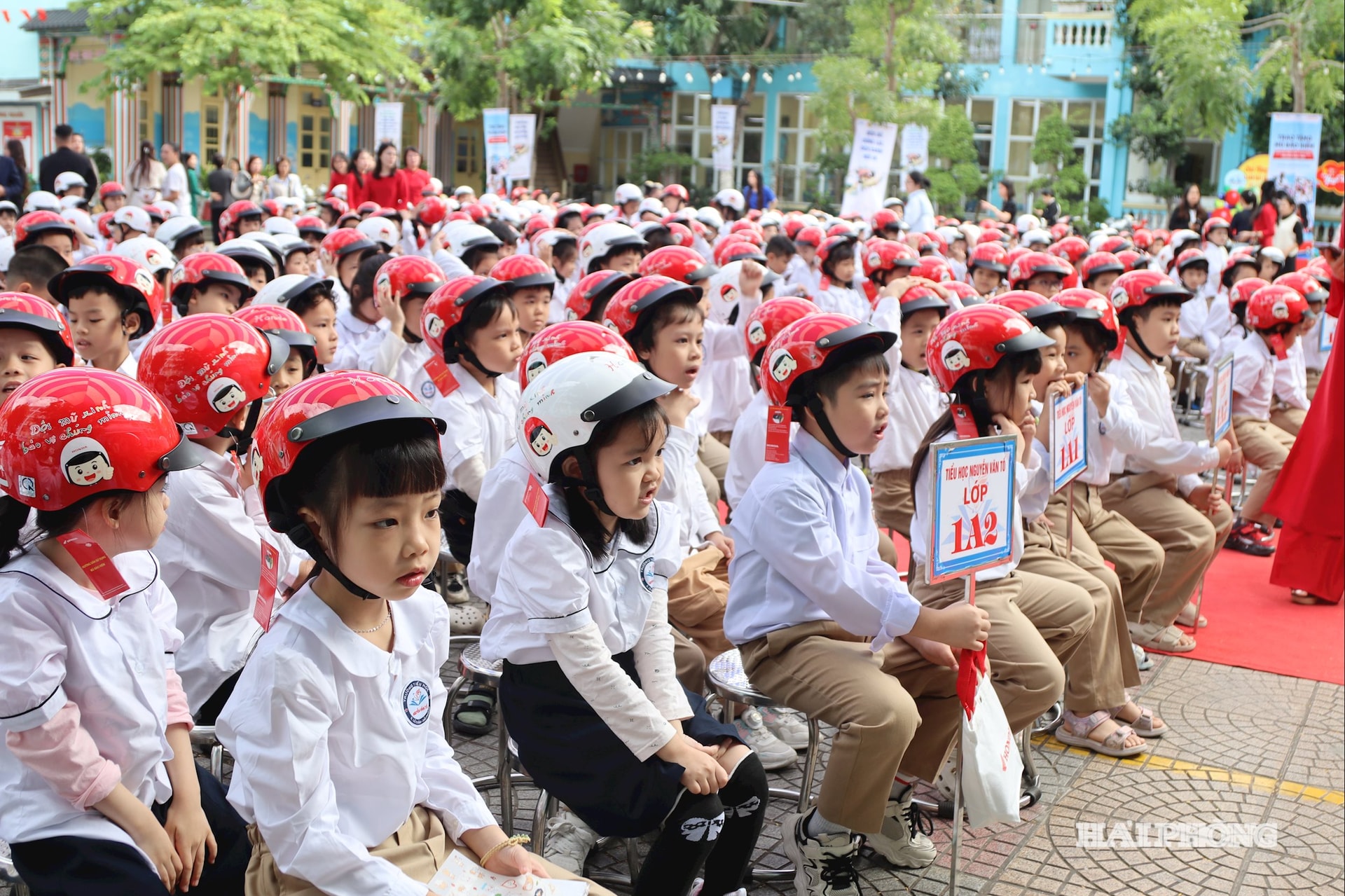 Toàn bộ học sinh lớp 1 Trường tiểu học Nguyễn Văn Tố đều được tặng mũ bảo hiểm đạt chuẩn.