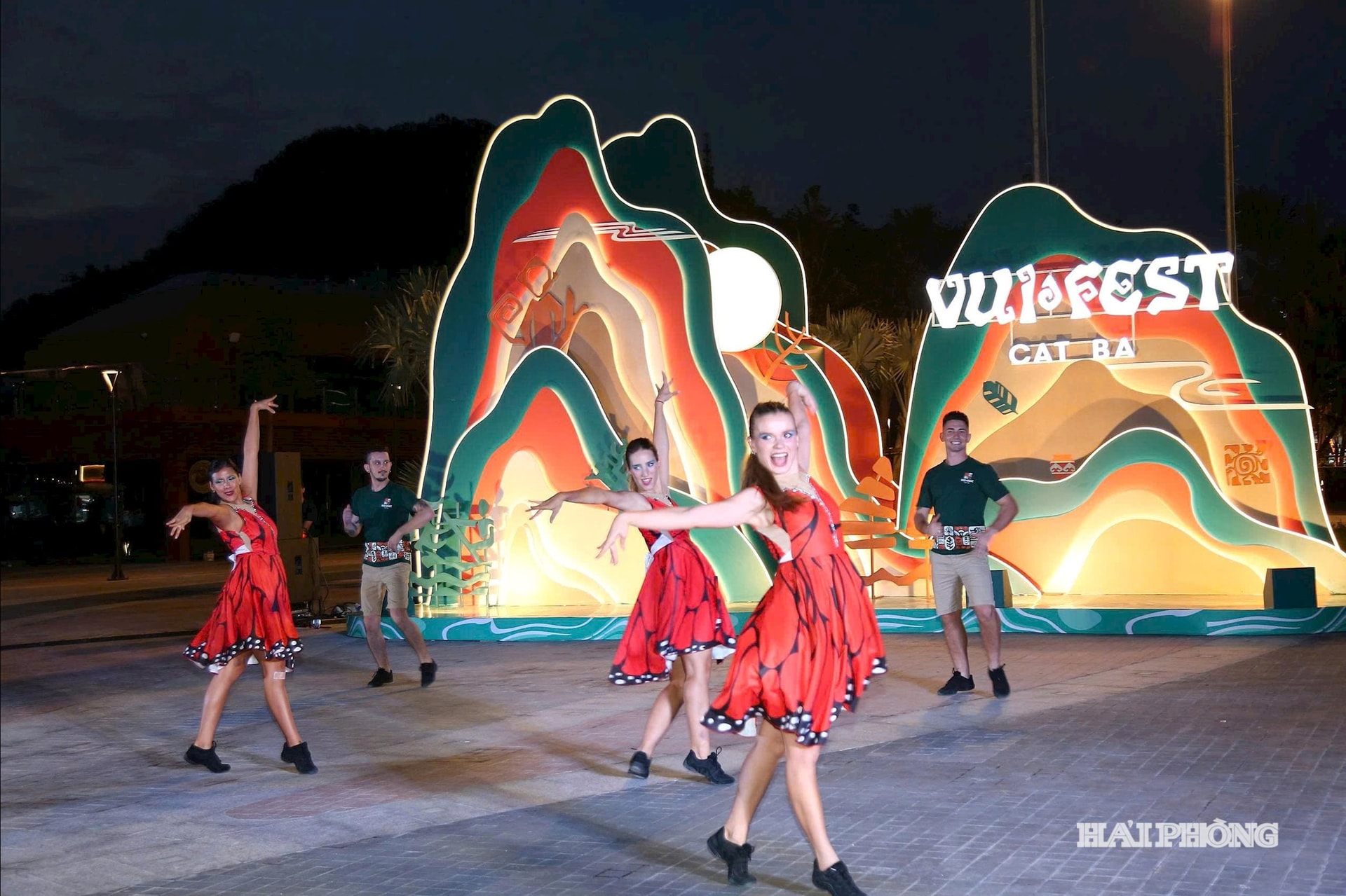 Biểu diễn nghệ thuật quốc tế tại chợ đêm Vui Fest Cát Bà 2025. Ảnh Đỗ Hiền