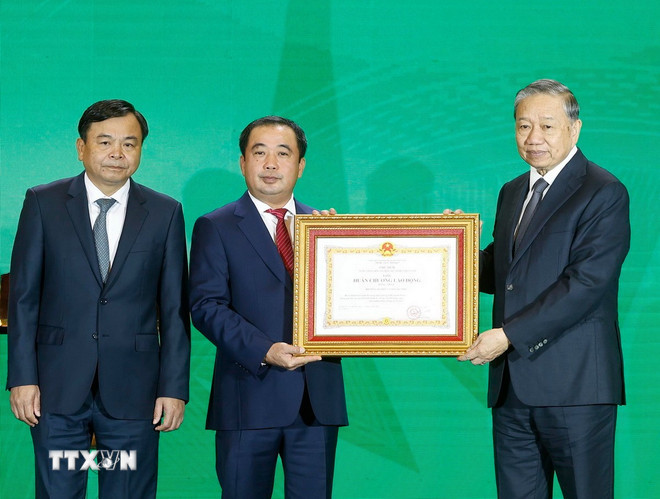 Tổng Bí thư Tô Lâm trao Huân chương Lao động hạng Nhất tặng ngành Nông nghiệp và Môi trường. (Ảnh: Thống Nhất/TTXVN) ttxvn-1211-tong-bi-thu-nong-nghiep-moi-truong-11.jpg