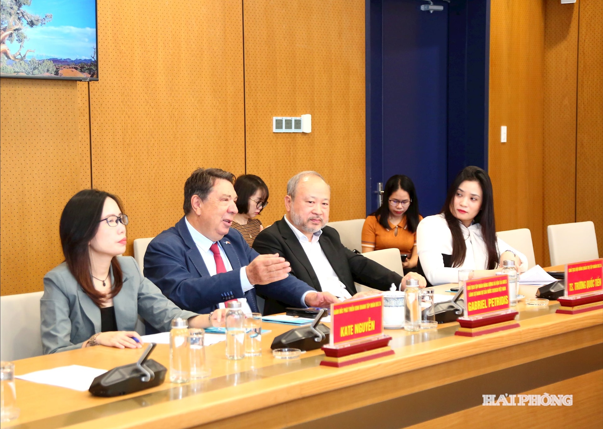 សមមិត្ត Le Trung Kien អនុប្រធានគណៈកម្មាធិការប្រជាជនបានធ្វើការជាមួយក្រុមដឹកជញ្ជូនថាមពល ARIES និងក្រុម Delta ។